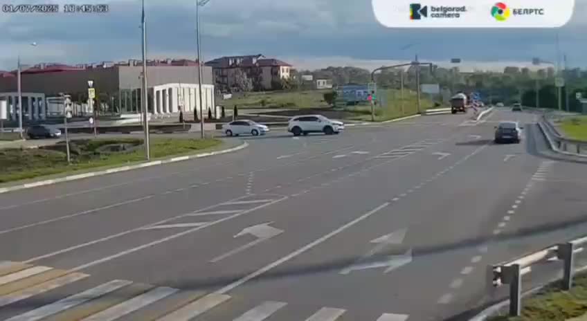 Два инцидента с автомобилями в Белгороде: ДТП у ТЦ и пожар на Пригородной улице