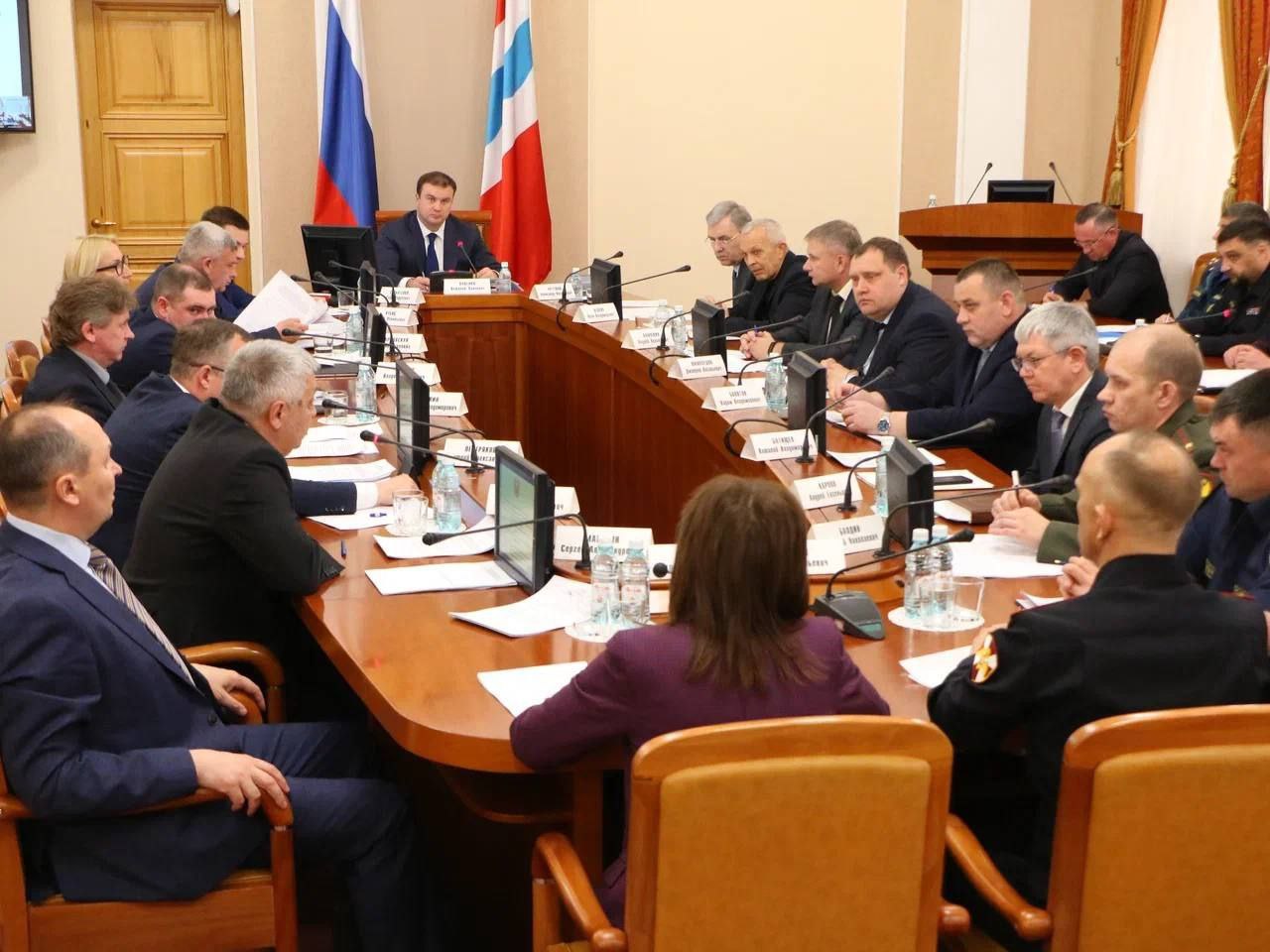 Губернатор Виталий Хоценко провёл совещание по вопросам ЖКХ и правопорядка. Губернатор Омской области Виталий Хоценко провёл координационное совещание, на котором обсудили подготовку к зиме, работу в сфере ЖКХ и повышение квалификации специалистов. Муниципалитетам поручено устранить замечания после прошлого отопительного сезона и реализовать планы по ремонту в рамках президентского нацпроекта «Модернизация коммунальной инфраструктуры». Также речь шла о работе с обращениями граждан и профилактике аварийности. В регионе отмечается положительная динамика, особое внимание уделяется детской безопасности. : Сергей Мельников Подписаться Написать в редакцию