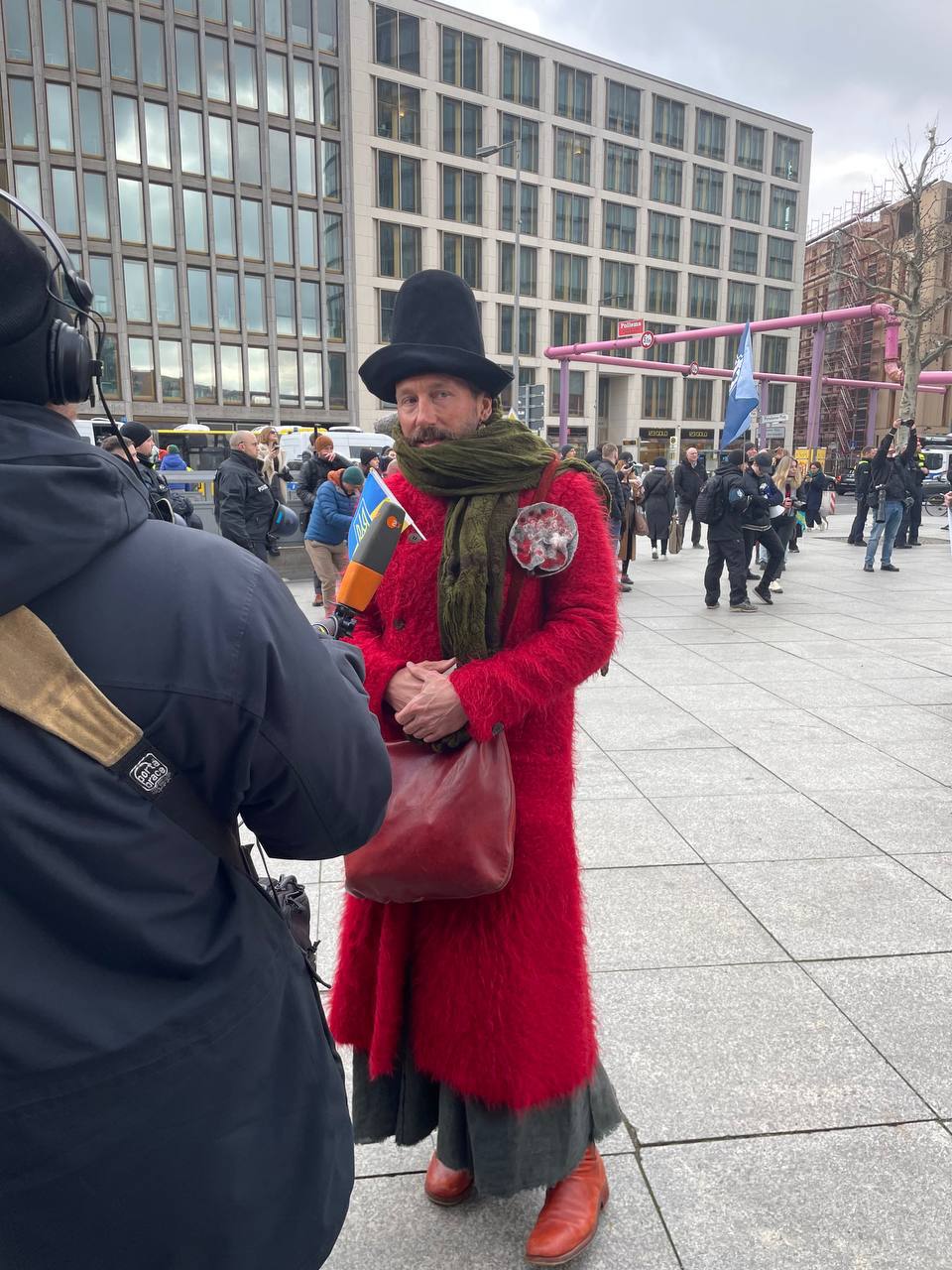 В центре Берлина в эти минуты собираются участники марша «Россия против Путина». Как сообщают корреспонденты «Эха», значительную часть колонны составляют представители «Русского добровольческого корпуса». Ранее основатель этого добровольческого подразделения, воюющего на стороне ВСУ, угрожал людям, которые хотят прийти на акцию с российским триколором. Сегодня представитель РДК сказал журналистам, что планирует подойти к ним и «обсудить вопрос геральдики».  По словам организаторов марша, в РДК обещали соблюдать закон и порядок.  Следите за событиями в онлайне «Эха» / без VPN  Фото: «Эхо»   /Новости