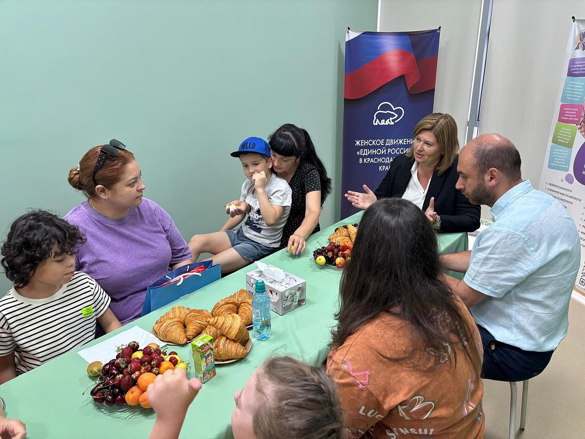 В Сочи на реабилитацию прибыла первая группа детей из Херсонской области Дети из четырех семей Херсонской области прибыли на реабилитацию в нейроцентр «Ирис». Программа, в рамках которой на реабилитацию в Сочи планируют направить 500 детей, реализуется при содействии заместителя председателя Государственной Думы Анны Кузнецовой. "Пока врачи разрабатывают индивидуальные маршруты по лечению и реабилитации, мы организовываем детям разнообразную экскурсионную и развлекательную программу. Позитивные эмоции – лучшее подспорье в восстановлении сил. Группам из Херсонской области также предложим интересные и познавательные активности", – отметила заместитель главы Сочи Елена Канюк. Посещение всех мероприятий в рамках экскурсионной программы в Сочи для группы бесплатное. Для проживания предоставлены места в отеле с удобной логистикой. В течение периода реабилитации детям оказывается квалифицированная медицинская помощь, поддержка нейропсихологов, логопедов и других профильных специалистов. Для детей с инвалидностью проводится нейропсихологическая диагностика. По ее результатам для каждого ребенка будет подготовлен индивидуальный маршрут развития в соответствии с диагнозом. #Дети