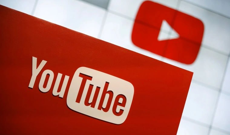 YouTube внедряет автоматический дубляж на русский язык Google начала развёртывание функции автоматического дубляжа видео на русский язык в YouTube Ранее технология работала только с английским но теперь список языков расширяется и русскоязычные пользователи смогут смотреть зарубежные ролики с озвучкой на родном языке Ключевые детали Что нового Автодубляж теперь доступен на русском Озвучка создаётся с помощью ИИ Gemini Пользователь слышит голосовую дорожку на своём языке даже если оригинал на английском испанском и др Контентмейкеры смогут выбирать языки при загрузке видео Контекст Проект стартовал в 2023 году В пилоте участвовали MrBeast Марк Робер Джейми Оливер Масштабное внедрение началось во второй половине 2025 года Функция пока доступна не всем авторам идёт поэтапное подключение Цель Расширение глобальной аудитории Упрощение доступа к знаниям и развлечениям Снижение языковых барьеров между регионами Вы бы смотрели зарубежных блогеров с автодубляжом Или субтитры всё ещё удобнее Заказать сборку ПК в InterPC Наши каналы Gооglе Тeхнoлoгии