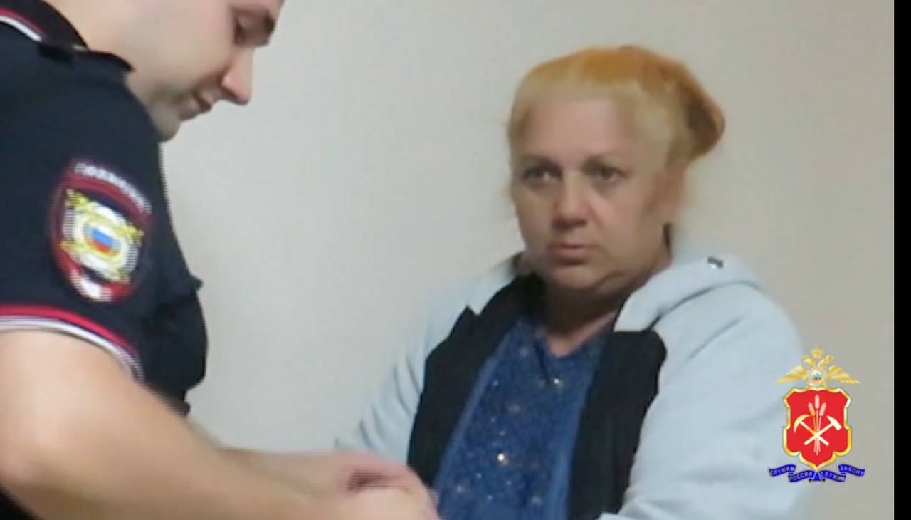 Цыганка в Кузбассе обокрала семью на 2 млн руб., обещая снять порчу с больного ребенка.  В Ленинске-Кузнецком полиция задержала 54-летнюю мошенницу, которая под видом снятия порчи выманила у семьи деньги и золото на 2 млн руб. Мошенница оказалась рецидивисткой, ранее судимой за наркопреступления.  Женщина пришла в дом к потерпевшим, попросила воды, а затем заявила, что на их ребёнке порча, из-за которой он болен. Зная о проблемах сына со здоровьем, супруги поверили и согласились на проведение «ритуала». Мошенница убедила, что деньги и украшения нужно «очистить» от сглаза. Семья передала ей 200 тыс. руб. и золотые цепочки, браслеты, кольца, после чего уехала. Позже телефон «целительницы» оказался выключен, а супруги поняли, что их обманули.  Полиция вычислила и задержала подозреваемую. Часть украденных драгоценностей изъяли — их вернут владельцам после следствия. В отношении цыганки возбудили дело по статье о мошенничестве, ей грозит до 10 лет тюрьмы. Сейчас она находится под стражей.   Инцидент Кемерово