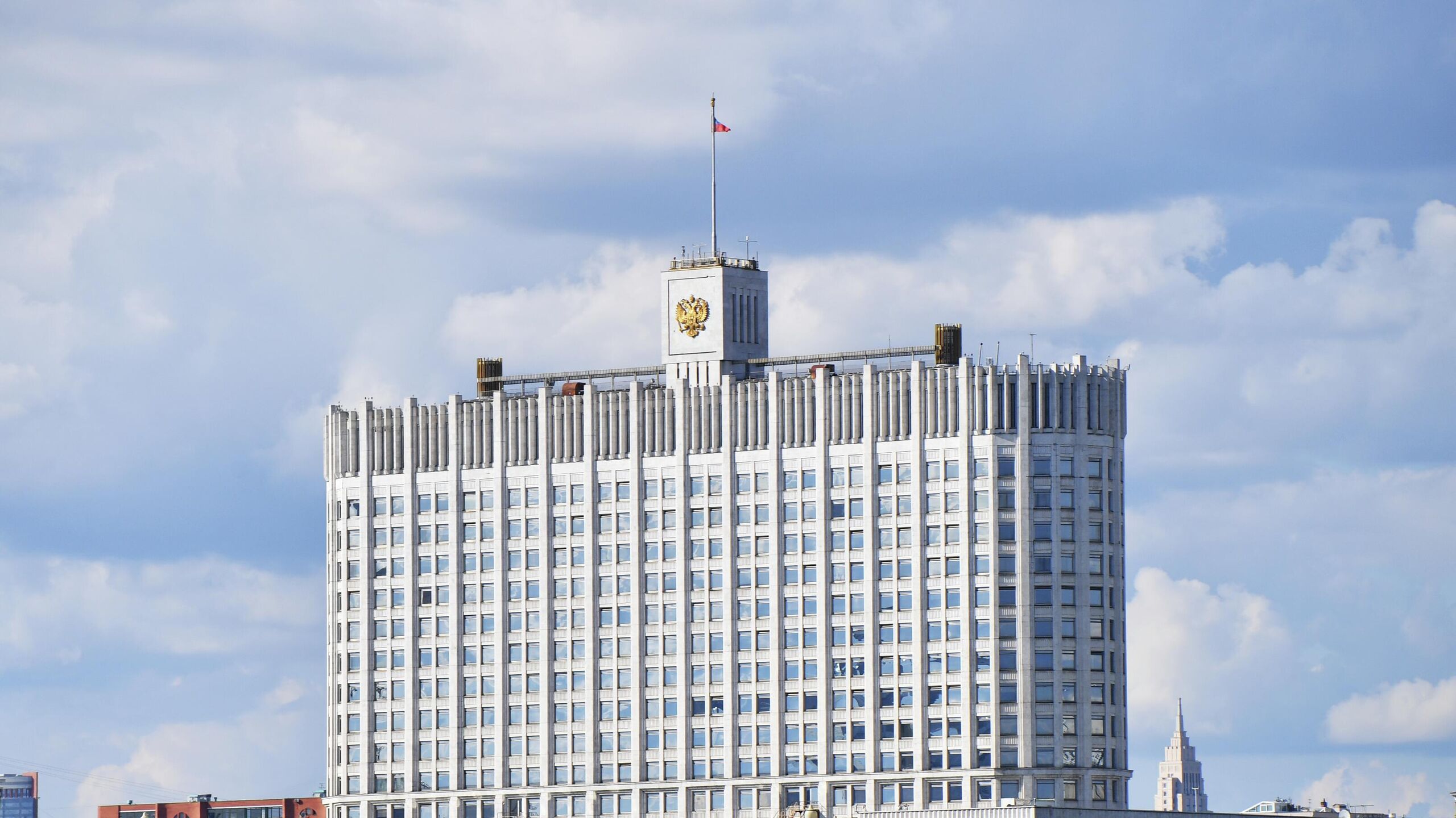 Кабмин РФ обновил перечень объектов инфраструктуры которые создадут в рамках госпрограммы Строительство в ближайшие пять лет сообщил премьер министр РФ Михаил Мишустин Утвержден обновленный перечень объектов капитального строительства который планируется реализовать в течение ближайших пяти лет сказал Мишустин в ходе заседания правительства РФ По его словам уже в текущем году будет завершено создание кампусов Балтийского федерального университета имени Иммануила Канта и Новосибирского национального исследовательского государственного университета реконструкция клиники Медицинского радиологического научного центра в Обнинске и комплекса зданий Федоровского городка в Царском селе