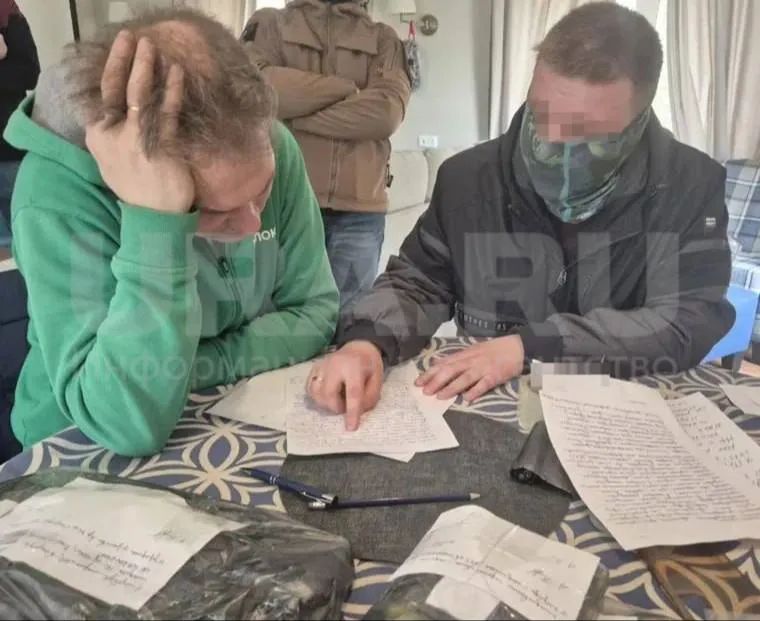 В Екатеринбурге силовики пришли к лидеру регионального отделения партии Яблока Максиму Петлину Причиной оперативных мероприятий стала партийная акция Вечер писем политзаключенным в ходе которой участники писали послания осужденным по уголовным статьям в том числе за терроризм По данным источников URA RU сейчас правоохранители изучают материалы мероприятия на предмет публичного оправдания терроризма Подписаться на URA RU мы в MAКС