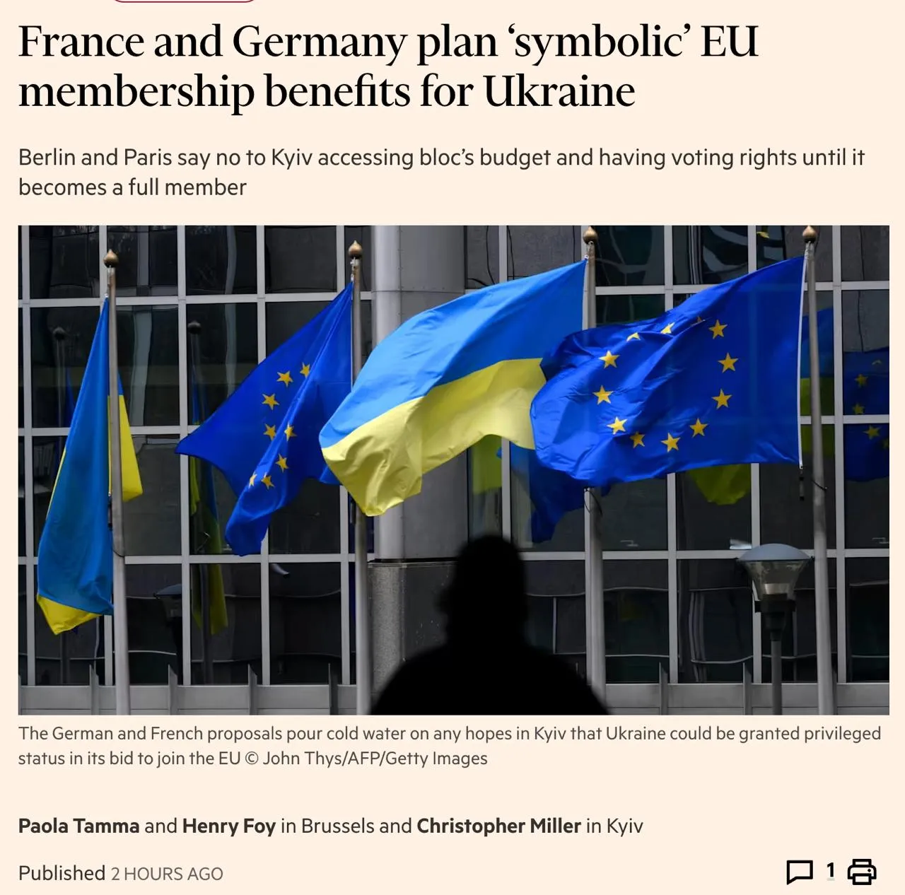 Германия и Франция предложили предоставить Украине символические преимущества до вступления в ЕС без права голоса и без доступа к бюджету Евросоюза вместо ускоренного членства сообщает Financial Times со ссылкой на источники Главные страны ЕС уже передали свое предложение Еврокомиссии в котором официально уведомили что выступают против ускоренного или упрощенного членства Ранее против высказалось большинство стран ЕС Вместо этого Германия предлагает ввести статус ассоциированного членства чтобы Украина могла бы участвовать в заседаниях министров и лидеров ЕС но без права голоса и без автоматического применения общего бюджета ЕС Однако облегчённая версия членства будет включать статью о взаимной обороне ЕС Германия предлагает что эту статью можно сделать фактически применимой через простое политическое заявление Франция называет это статусом интегрированного государства при котором доступ к Общей сельскохозяйственной политике CAP и европейским фондам включая политику сплочения откладывается до полноценного вступления По словам двух высокопоставленных чиновников Еврокомиссии общая направленность этих документов скорее всего будет близка к итоговому предложению ЕС Украине Германия считает что новый статус будет иметь символическую силу в названии и может быть предоставлен политическим решением лидеров ЕС минуя длительные процедуры Сайт Страна X Twitter Прислать новость фото видео Реклама на канале Помощь