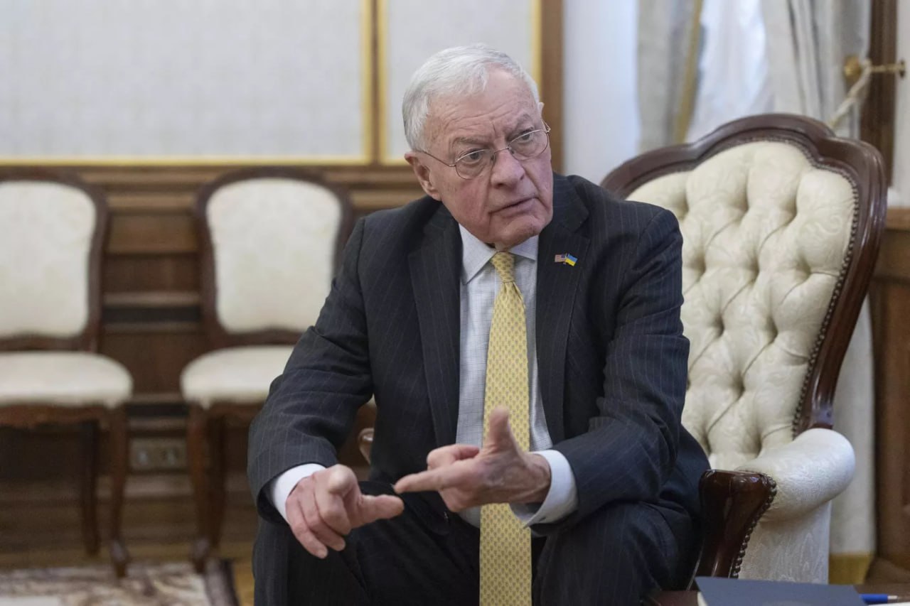Возможные прямые переговоры России и Украины в Стамбуле могут стать "замечательной встречей", считает спецпосланник президента США Кит Келлог. Он пояснил, что Вашингтон хочет добиться всеобъемлющего прекращения огня, а уже после переходить к территориальным вопросам. Также американская сторона надеется, что Владимир Путин прибудет на переговоры в Стамбул — тогда туда приедет и Дональд Трамп. При этом Келлог допустил возможность "значительных" и "наиболее жестких" санкций против РФ при отсутствии прогресса в переговорах по урегулированию.