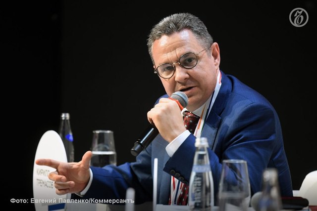 Советник председателя Центрального банка России Кирилл Тремасов считает что курс рубля может достичь 50 рублей за доллар если США потеряют контроль над инфляцией Господин Тремасов пояснил что для такого сценария в России должна быть стабильная ценовая политика По его словам курс рубля может сильно колебаться в зависимости от инфляции в США Может быть любой курс в зависимости от того какая будет инфляция в США У нас она будет вблизи 4 сказал он во время визита в Балтийский федеральный университет в Калининграде цитата по ТАСС Также господин Тремасов отметил что российская экономика постепенно возвращается к сбалансированному росту после перегрева в конце прошлого года 29 октября Федеральная резервная система США снизила учетную ставку на 25 базисных пунктов Ее новый диапазон составляет 3 75 4 Это второе снижение с декабря 2024 года