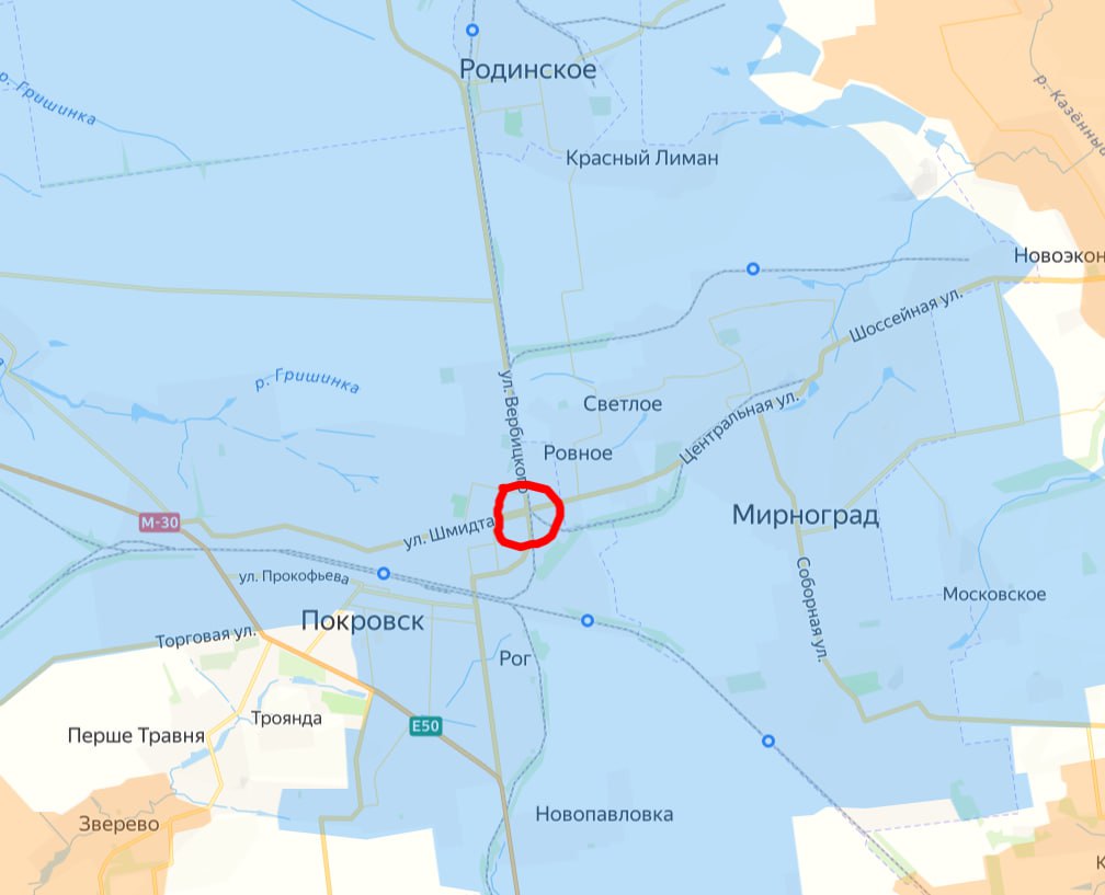 Обстановка на важном перекрёстке у Красноармейска  Покровска  крайне грустная для ВСУ  Появились кадры у моста между Красноармейском и Мирноградом. Мост находится на перекрёстке, который соединяет два города, а также ведёт в сторону Родинского на севере.  Как говорит автор видео за кадром, маршрут стал очередной "дорогой смерти" для ВСУ, что крайне осложняет логистику. Выскочить в Родинское, которое пылает на горизонте, по дороге практически невозможно.   Украина.ру — подписаться и знать больше