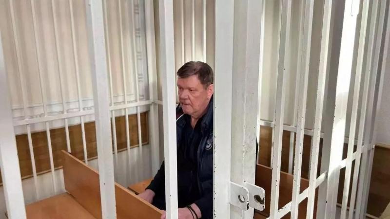 Центральный районный суд Красноярска решил передать дело предпринимателя Владимира Егорова, его дочери Александры Савельевой и оценщика Максима Комлева в Советский районный суд. Заседание, на котором приняли это решение, состоялось 3 июня. С просьбой о переносе дела в другой суд выступила сторона защиты Савельевой. Адвокат указал, что все действия, которые легли в основу обвинения, происходили именно в Советском районе. Прокурор не стал возражать, и суд удовлетворил ходатайство. По версии следствия, компания Егорова участвовала в проекте по сносу старого здания и строительству школы в городе Иланском. Обвинение считает, что предприниматель использовал этот контракт, чтобы завысить стоимость работ. Следствие утверждает, что он подключил к этой схеме свою дочь, которая работала главным бухгалтером фирмы, а та — оценщика, чтобы увеличить рыночную стоимость до 1,1 миллиарда рублей. Размер предполагаемой переплаты, по данным обвинения, составил 249 миллионов рублей. Подробнее — на Бабре #красноярск