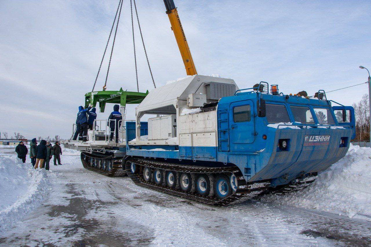 Россия готовится к запускам совершенно нового космического корабля: на Восточном начались испытания наземной инфраструктуры  Испытания начались с проверки учебно-тренировочных средств. На прошлой неделе специалисты перешли к активной фазе тестирования двух ключевых модулей: стыковочно-переходного и транспортно-технологического. Оба модуля созданы на базе двухзвенных вездеходов высокой проходимости, произведенных компанией «МК «Витязь».   Стыковочно-переходной модуль, вероятно, предназначен для обеспечения безопасного доступа космонавтов к возвращаемому аппарату после приземления, а транспортно-технологический модуль, скорее всего, отвечает за транспортировку аппарата и космонавтов.    Автономные испытания продлятся до конца апреля 2025 года, после чего начнутся комплексные испытания, которые будут включать в себя отработку всех этапов встречи и обслуживания возвращаемого аппарата с участием всех задействованных служб.