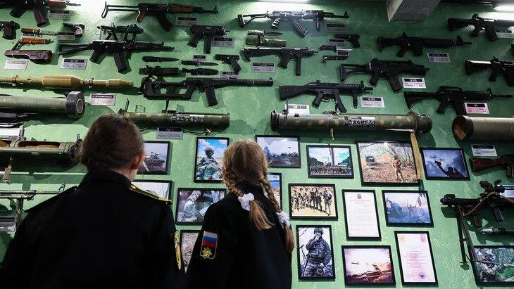 В столичных школах и колледжах работает уже 175 музеев посвященных СВО В них собрано более 250 экспонатов от трофеев с линии фронта до личных вещей бойцов Первый такой музей Донбасс Возвращение открылся в школе 1164 в 2023 году Один из лучших За правду в школе 1517 о боевом пути полка А в школе 1409 появилась аллея памяти и бюст Героя России Андрея Рябцева погибшего под Авдеевкой Москваунт Подписаться