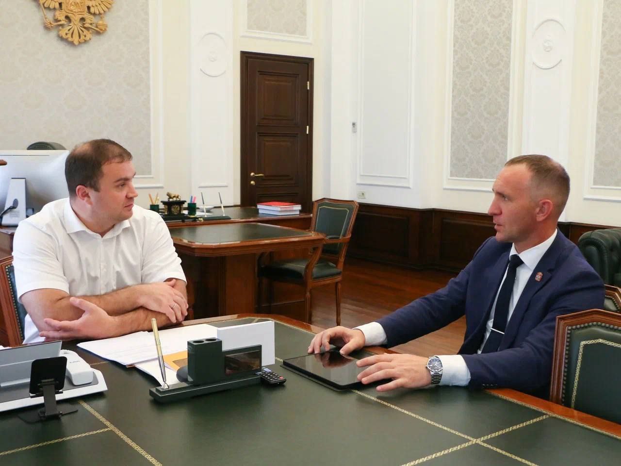 Виталий Хоценко обсудил с главами Азовского и Одесского районов ход реализации ключевых проектов в муниципалитетах В Азовском районе проводится благоустройство парка 20-летия Азово и создание этно-культурного комплекса «Немецкое подворье». Кроме того, в районе стартует масштабная реконструкция водопроводных сетей в рамках программы «Модернизация коммунальной инфраструктуры». В Одесском районе в рамках нацпроекта заменим более 5 км внутрипоселковых водопроводных сетей и установим современную насосную станцию. Также был поднят вопрос о ходе строительства школы на 550 мест и благоустройства улицы Ленина. Губернатор подчеркнул необходимость своевременного выполнения работ и соблюдения требований качества и безопасности для создания комфортных условий для жителей.