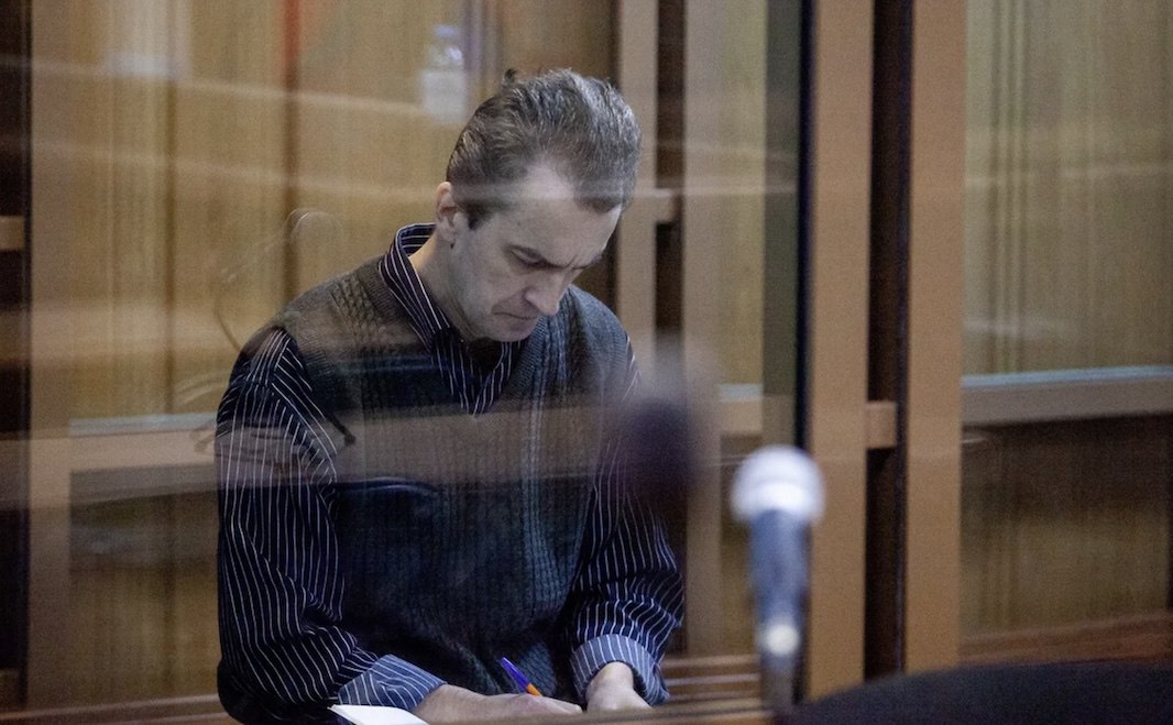 По решению Верховного суда Татарстана квартира осужденного на пожизненное заключение за серию убийств и изнасилований Игоря Птицына будет продана для выплаты компенсаций потерпевшим Об этом сообщает пресс служба главного управления ФССП России по республике Рассмотрев материалы дела и заслушав стороны судебная коллегия по гражданским делам Верховного Суда Республики Татарстан приняла новое решение согласно которому на жилое помещение принадлежащее Игорю Птицыну обращено взыскание для погашения задолженности по выплате компенсации потерпевшим говорится в сообщении Птицын обязан выплатить каждому из потерпевших компенсацию морального вреда в размере от 1 до 1 2 млн рублей Фактические платежи с его тюремного заработка по данным ведомства не превышали 500 рублей в месяц что затрудняло исполнение судебных решений Судебные приставы установили что двухкомнатная квартира должника не используется и наложили на нее арест В дальнейшем недвижимость будет оценена и реализована на торгах