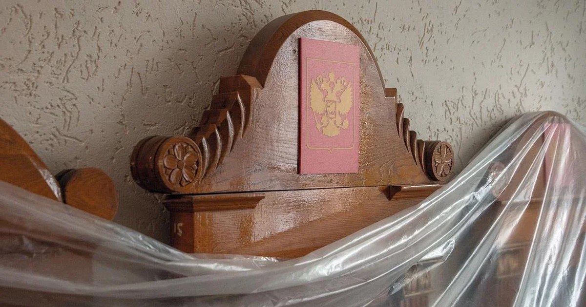 Если представлять интересы граждан в судах смогут только адвокаты — порядка будет меньше, а контроль жестче. Мнение социолога  Минюст предлагает установление адвокатской монополии — то есть ограничение права на судебное представительство только теми, кто имеет адвокатский статус.  На фоне прошлогодних усилий государства по сокращению мелких судебных дел через повышение пошлин  это пагубно скажется на доступе граждан к правосудию.   Сами реформаторы и их симпатизанты говорят о повышении качества юридических услуг, введении единых для всех судебных представителей правил, в том числе этических.   Их оппоненты среди последствий новации называют повышение цен, повышение государственного контроля над адвокатурой и размывание профессиональной общности.    Екатерина Ходжаева, исследователь уголовного правоприменения, предположила, что и из этой ситуации найдут выход — в «серую зону» рынка юридических услуг.    Не открылась ссылка? Читайте тут.