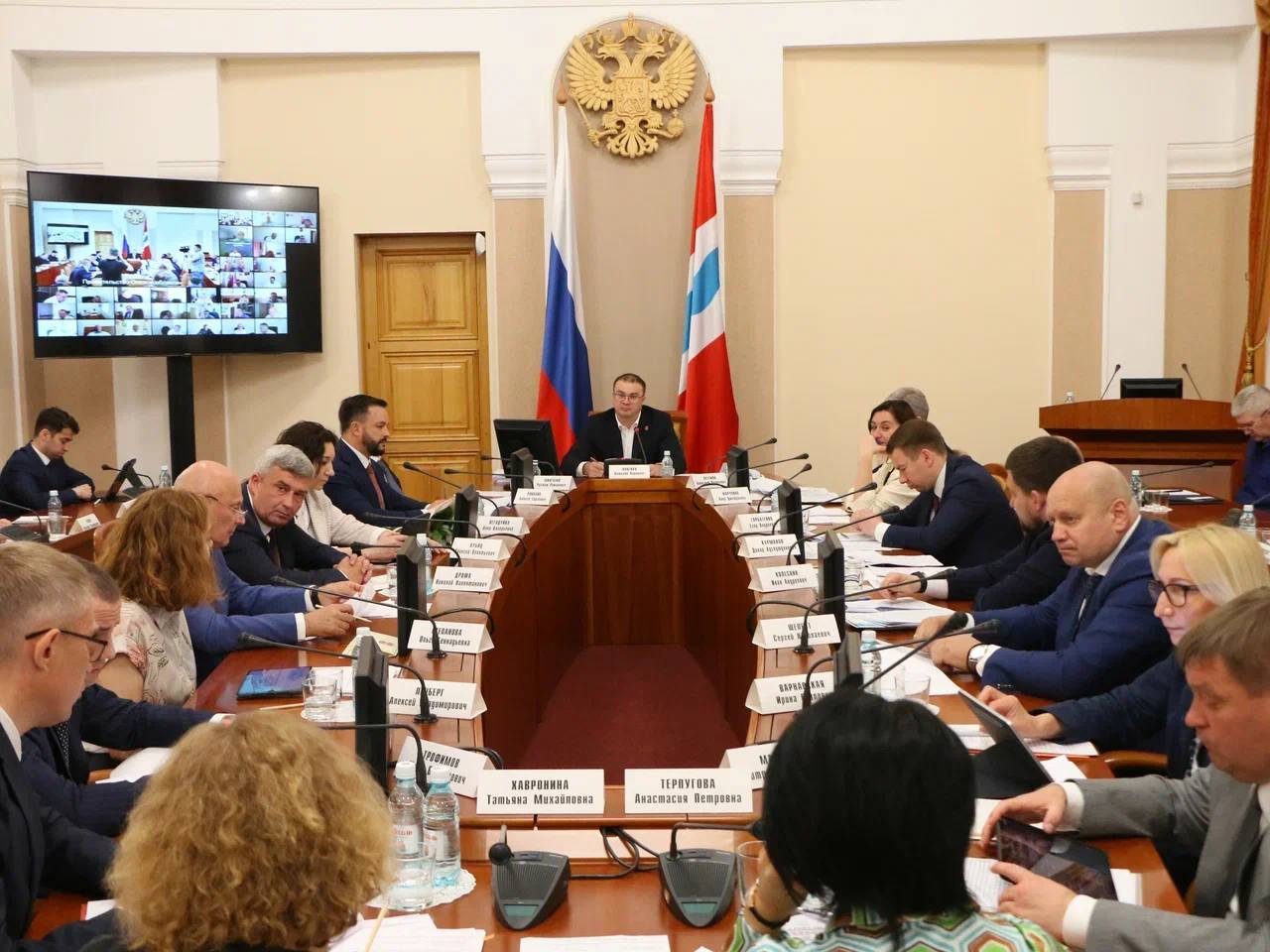 По поручению Виталия Хоценко выделены средства на восстановление школ, пострадавших от сильного ветра Более 11 миллионов рублей из резервного фонда правительства будет направлено на ремонт кровель общеобразовательных учреждений, которые повредились из-за непогоды в конце апреля. Средства предназначены для Лесной школы Исилькульского района, а также для Новоильиновской и Соловьевской школ в Полтавском районе. Восстановительные работы начнутся в кратчайшие сроки.