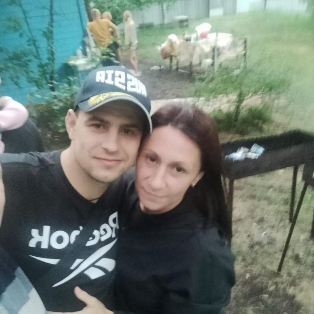 Участника войны с Украиной посадили на 12 лет за убийство бывшей жены при ребенке Центральный окружной военный суд в Екатеринбурге признал 33-летнего Никиту Сидорова из Челябинска виновным в убийстве бывшей жены. Его приговорили к 12 годам лишения свободы, сообщила «Медиазона» из зала суда. Ночью 25 февраля 2024 года Сидоров задушил бывшую жену Наталью Дорму прямо в квартире, где находился их трехлетний сын. В октябре 2022 года мужчина ушел на войну в Украине, рассказали его родители «Медиазоне». В феврале 2024 года он попал в госпиталь и поехал домой отмечать 23 февраля. После встречи с друзьями он попытался вернуться в квартиру, но Наталья не открыла ему дверь — Сидоров был пьян. Тогда он забрался в квартиру через балкон и напал на нее. Наталья вызвала полицию и сказала, что ей угрожают убийством. Полицейские приехали через 40 минут, но ждали спасателей, чтобы открыть дверь. Когда дверь вскрыли, Наталья была уже мертва. Сидоров свою вину не признал. После убийства полиция начала проверку действий сотрудников, но результаты проверки пока неизвестны. На фото: Никита Сидоров и Наталья Дорма / соцсети