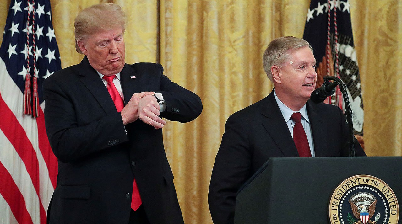 Трамп оказывает давление на сенат по законопроекту о санкциях против РФ, сообщает газета The Wall Street Journal со ссылкой на источники. Белый дом хочет убедить одного из соавторов законопроекта, сенатора Линдси Грэма внесен в РФ в перечень террористов и экстремистов , существенно смягчить формулировки в документе. Представители Белого дома неофициально связывались с офисом Грэма по этому поводу, требуя добавить в законопроект оговорки, которые дадут Трампу возможность самостоятельно решать, какие санкции вводить в отношении кого-либо. WSJ указывает, что восстановление отношений с Москвой остается у администрации США в приоритете. В начале апреля группа из 50 американских сенаторов внесла на рассмотрение документ, предусматривающий первичные и вторичные санкции против РФ и ее торговых партнеров. В частности, законопроект Грэма подразумевает введение пошлин в размере 500 процентов на импорт из стран, покупающих российские нефть и уран.