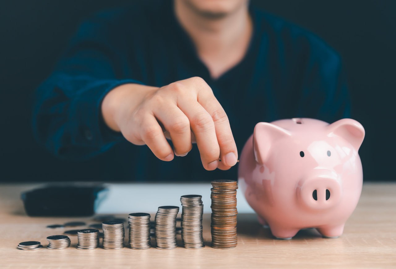 Почти треть россиян 29 на фоне прогнозов о снижении ключевой ставки планируют в 2026 году совершить крупные покупки в числе которых приобретение недвижимости и авто говорится в исследовании Выберу ру Также те кто планирует активные финансовые решения намерены пересмотреть структуру сбережений постепенно выводя средства из вкладов и высоколиквидных инструментов в пользу альтернативных способов использования капитала По данным исследования 27 занимают умеренно оптимистичную позицию и допускают такие покупки при условии дальнейшего снижения ключевой ставки и стабилизации доходов При этом 21 по прежнему придерживаются выжидательной стратегии предпочитая накапливать сбережения и не брать на себя долгосрочные обязательства а оставшиеся 23 затруднились с оценкой и заявили что их планы будут напрямую зависеть от фактических решений Банка России в течение года сообщают аналитики Россияне также обозначили ключевые факторы которые удерживают их от активных финансовых действий 41 опасаются что снижение ставки может оказаться более медленным чем ожидается рынком 33 указывают на нестабильность доходов 26 выражают обеспокоенность ростом цен на недвижимость и автомобили Однако россияне уже корректируют финансовые планы на 2026 год на фоне ожиданий смягчения денежно кредитной политики Большинство 36 закладывают крупные покупки в среднесрочное планирование а 29 пересматривают структуру расходов высвобождая средства для приоритетных трат Еще 20 заранее анализируют ипотечные и автокредитные программы рассчитывая зафиксировать более выгодные условия при снижении ставок а 15 перераспределяют сбережения между инструментами снижая долю краткосрочных вкладов и готовясь к переходу в более доходные решения по мере изменения рыночной конъюнктуры посчитали аналитики В Выберу ру отмечают что россияне постепенно выходят из режима ожидания после напряженных 2024 и 2025 годов Прогнозы по снижению ключевой ставки до 12 в 2026 году в рамках базового сценария формируют у граждан ощущение окна возможностей для отложенных решений прежде всего в сегменте недвижимости и крупных покупок заключил он