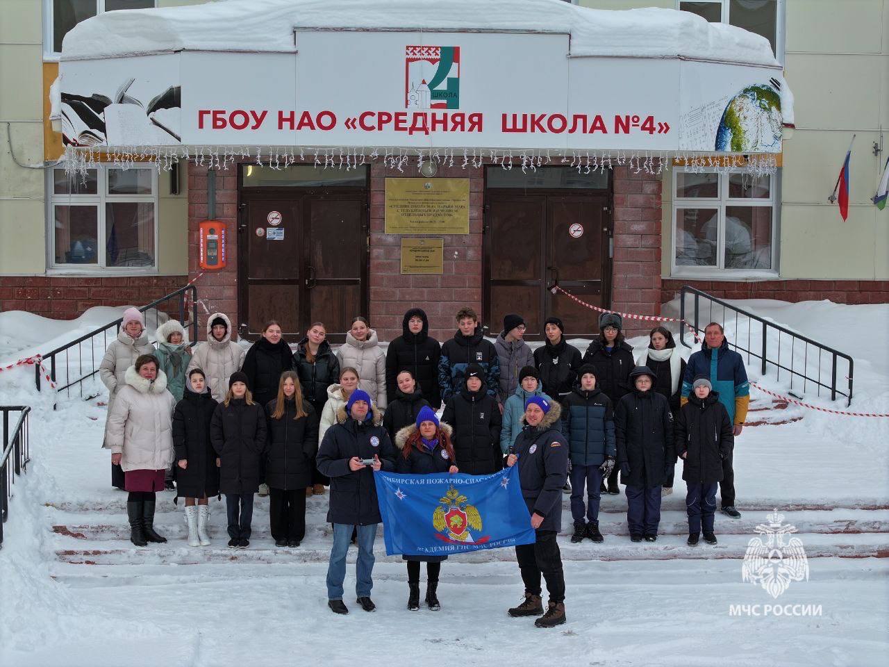 Безопасная Арктика-2025: в НАО пройдут мероприятия для детей  Сегодня стартовала «Неделя безопасности в Арктике», которая проводится в рамках межведомственного опытно-исследовательского учения «Безопасная Арктика - 2025». Мероприятиями охвачены все 10 субъектов, входящих в Арктическую зону Российской Федерации.  Каждый день соответствует определенной тематике: преподаванию предмета ОБЖ, пожарной безопасности, безопасности в природной и техногенной среде, тренировкам по эвакуации в образовательных организациях и многое другое!   Сотрудники Сибирской академии ГПС МЧС России посетили кадетский класс школы № 4. Юлия Коваль провела занятие на тему «Разлив нефтепродуктов в Анапе», а Геннадий Демьянов рассказал о беспилотных авиационных системах на службе МЧС России.    МЧС Ненецкого АО