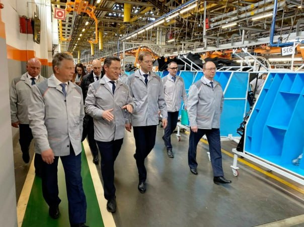 Автозаводы встают на простои людей будут перенаправлять Первый вице премьер Денис Валентинович Мантуров заявил что правительство контролирует выполнение социальных обязательств автозаводами перешедшими на сокращенный график работы Вопрос решается совместно с Минтрудом и Минпромторгом Предприятия ищут варианты альтернативной занятости для сотрудников в дни простоя На сокращённую рабочую неделю уже перешли Камаз ГАЗ и Ликинский автобусный завод ЛиАЗ Власти намерены компенсировать возможное снижение доходов работников и избежать массовых сокращений