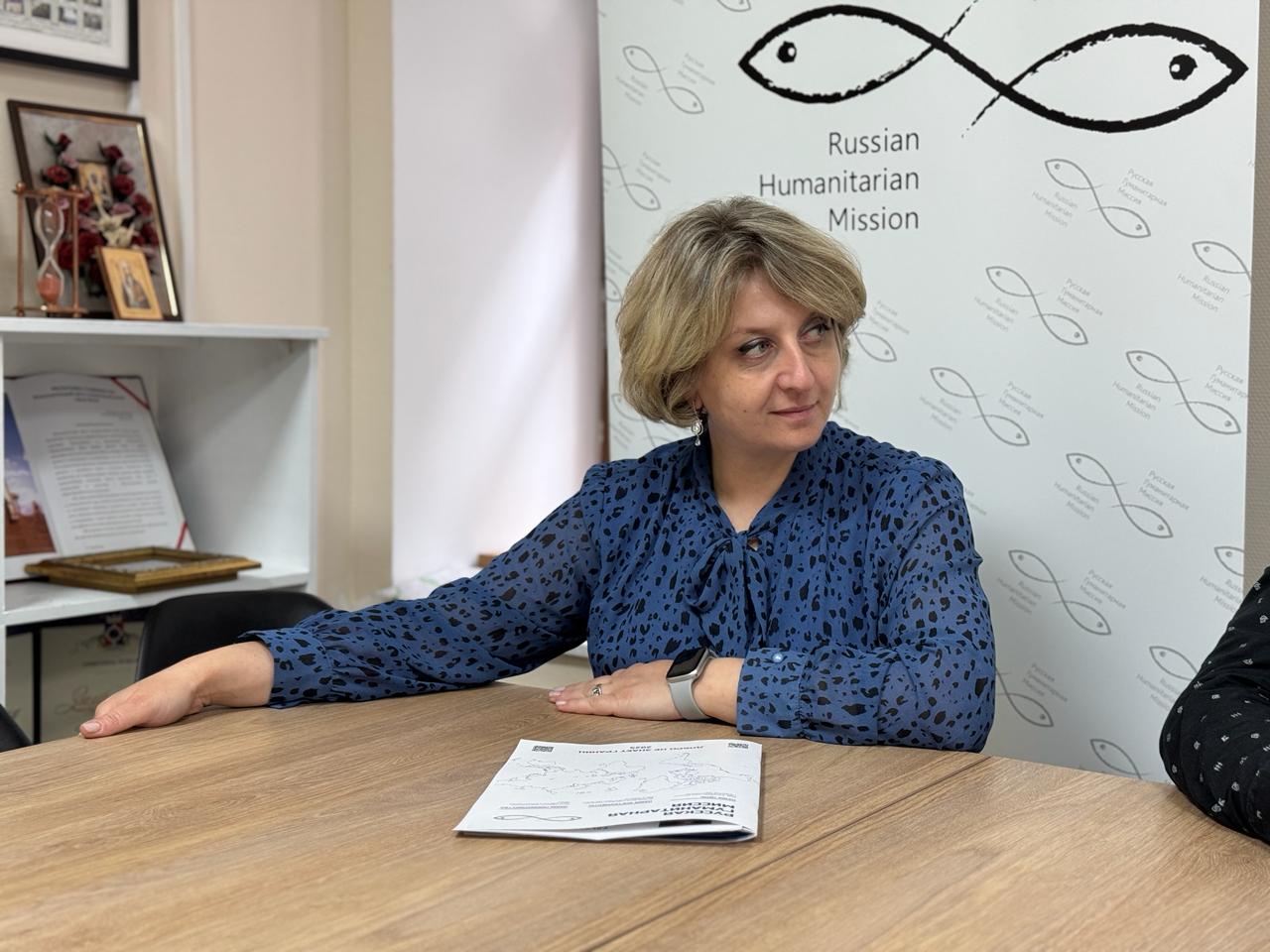 Накануне в офисе Русской Гуманитарной Миссии состоялась рабочая встреча с Ириной Пономаревой, руководителем проекта «Российский учитель за рубежом» Центра международного сотрудничества Министерства просвещения РФ Генеральный директор РГМ Сергей Шевчук и заместитель гендиректора РГМ по образовательным проектам Татьяна Орлова представили программы поддержки образования, которые развивает Русская Гуманитарная Миссия, и обсудили перспективы совместной работы. Поводом для встречи стало подписание Соглашения между РГМ и Центром международного сотрудничества, предполагающего установление партнёрских отношений и развитие долгосрочного эффективного взаимодействия в сфере образования и продвижения русского языка и культуры. Уверены, при поддержке специалистов одной из самых масштабных международных программ Министерства просвещения инициативы РГМ по повышению доступности обучения русскому языку за рубежом выйдут на новый уровень, а география просветительских проектов существенно расширится.
