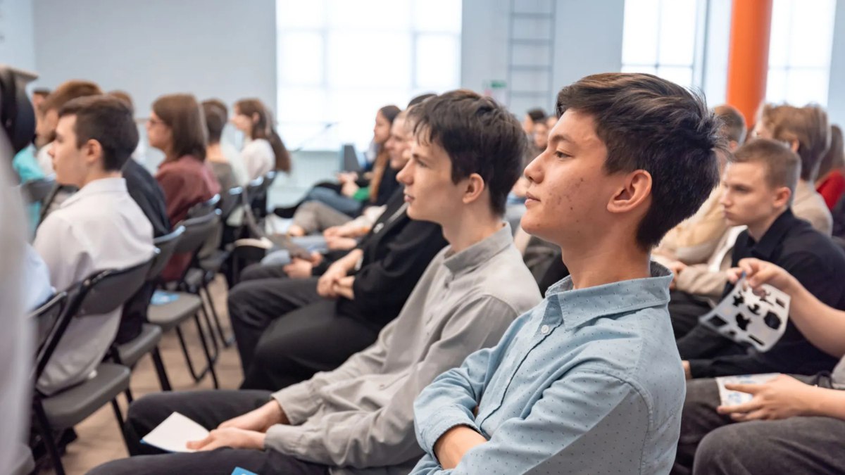 На Ямале начнётся приём заявок на компенсацию обучения В ЯНАО с 1 февраля открывается приём документов на компенсацию стоимости обучения для семей военнослужащих и многодетных Подать заявление можно до 1 марта затем в осенний период Заявки поступившие позже установленных сроков рассматривать не будут Право на выплату имеют дети военнослужащих обучающиеся в колледжах на программах профподготовки и в вузах Компенсация также положена супругам и родителям военных прошедшим обучение на водителей категории B а ещё студентам из многодетных семей осваивающим рабочие специальности Документы принимают через МФЦ образовательные организации почтой или на портале госуслуг Потребуются подтверждение личности проживания в округе льготного статуса договор на обучение и необходимые справки Студентам Ямала доступны и другие меры поддержки включая компенсацию аренды жилья и субсидии Источник Север Пресс Фото Сергей Зубков Ямал Медиа Подписаться Прислать новость Заказать рекламу