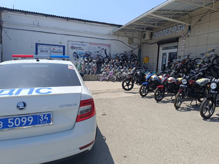 В Волжском автоинспекторы побеседовали с продавцами велотехники  В Волжском автоинспекторы провели профилактическое мероприятие в целях снижения детского дорожно-транспортного травматизма. Как рассказали Волжский.ру в отделе Госавтоинспекции по городу Волжскому, участниками стали несовершеннолетние водители на мототранспорте, велосипедах и средствах индивидуально мобильности. Также провели разъяснительные беседы с продавцами магазинов вело- и мототехники.  Особое внимание уделили владельцами мотоциклов, которые являются одними из наиболее опасных видов транспортных средств: у них нет подушек безопасности, а водитель не защищен деталями кузова.   Подробнее на Волжский.ру:    #ВолжскийРу #волжский #vlz