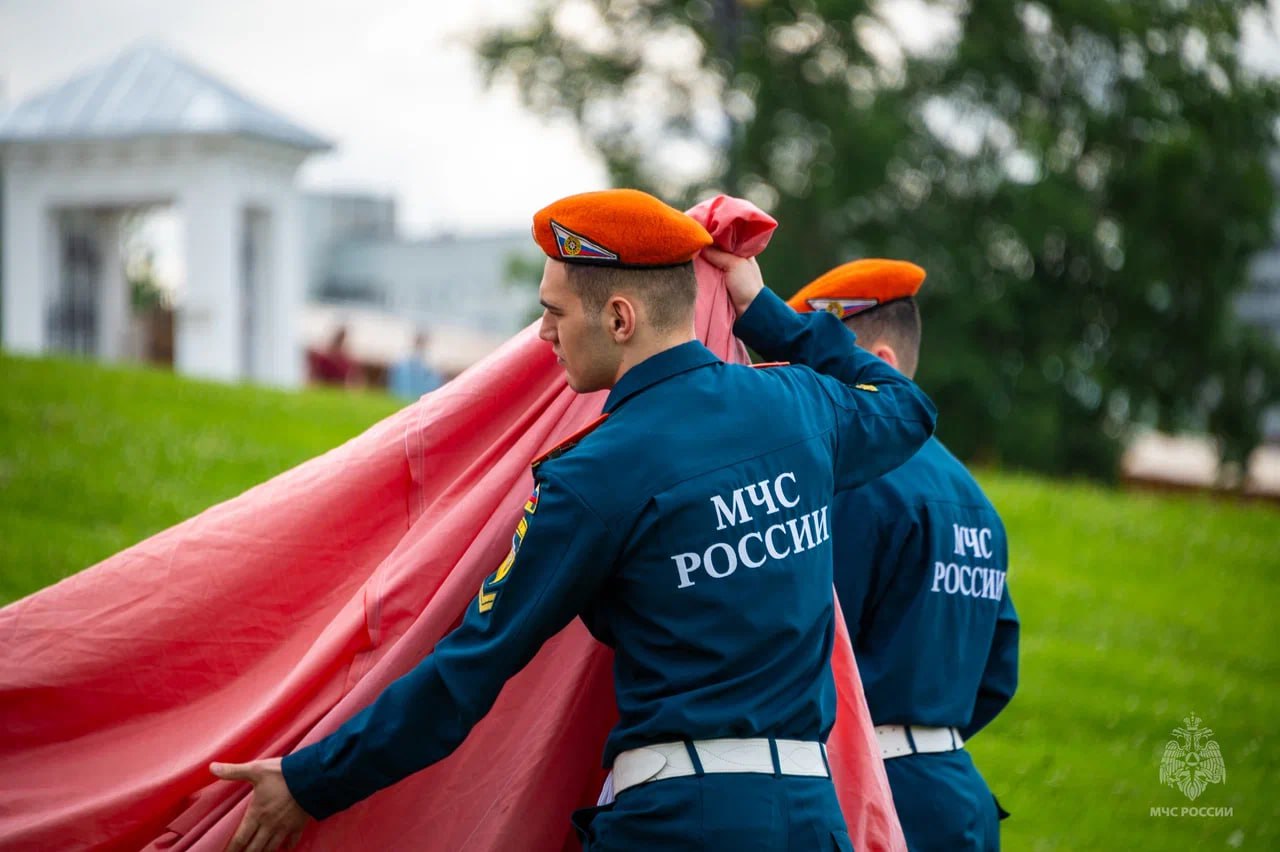 В московском парке "Яуза" в преддверии праздника более 200 курсантов МЧС развернули огромный российский флаг – его площадь почти 1,3 тыс квадратных метров, сообщили РИА Новости в министерстве