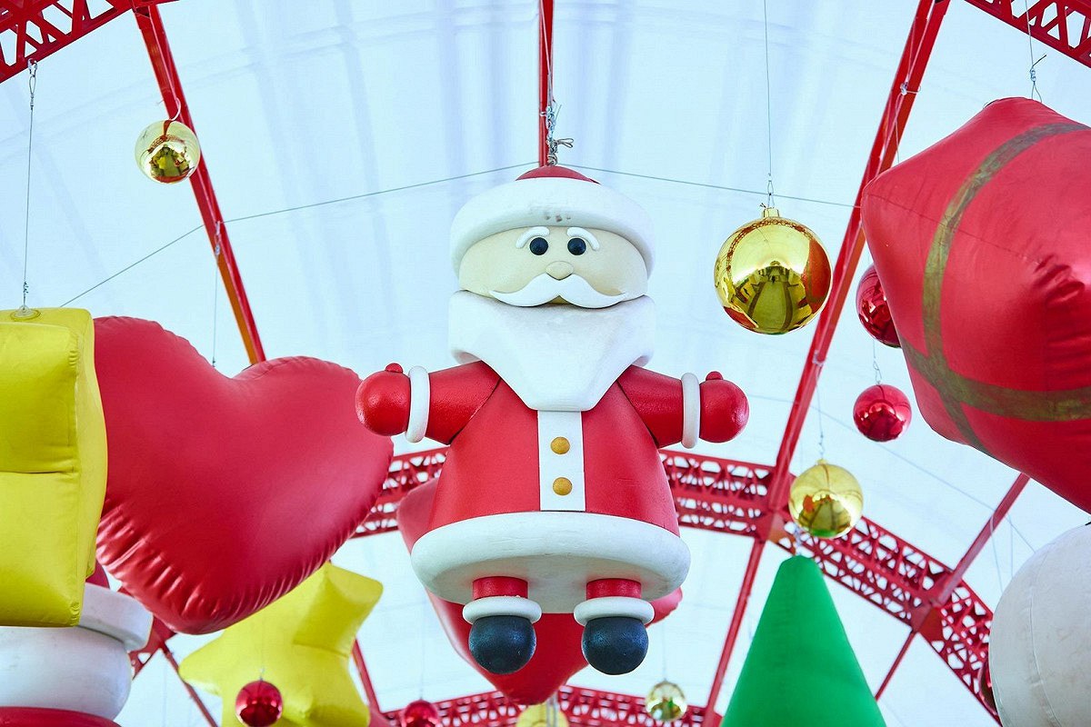 У 33 россиян уже есть новогоднее настроение При этом 42 открыто заявляют о его отсутствии говорят результаты опроса SuperJob Оказалось что женщины чуть чаще мужчин отмечают наличие праздничного настроения 34 и 32 соответственно Мужчины же несколько чаще чем россиянки признаются что только делают вид что у них есть праздничный настрой ради близких 13 и 10 При этом россияне с зарплатой от 150 тыс рублей в месяц чаще рассказывали что уже ощущают новогоднее настроение по сравнению с теми кто зарабатывает меньше Больше новостей в Daily News