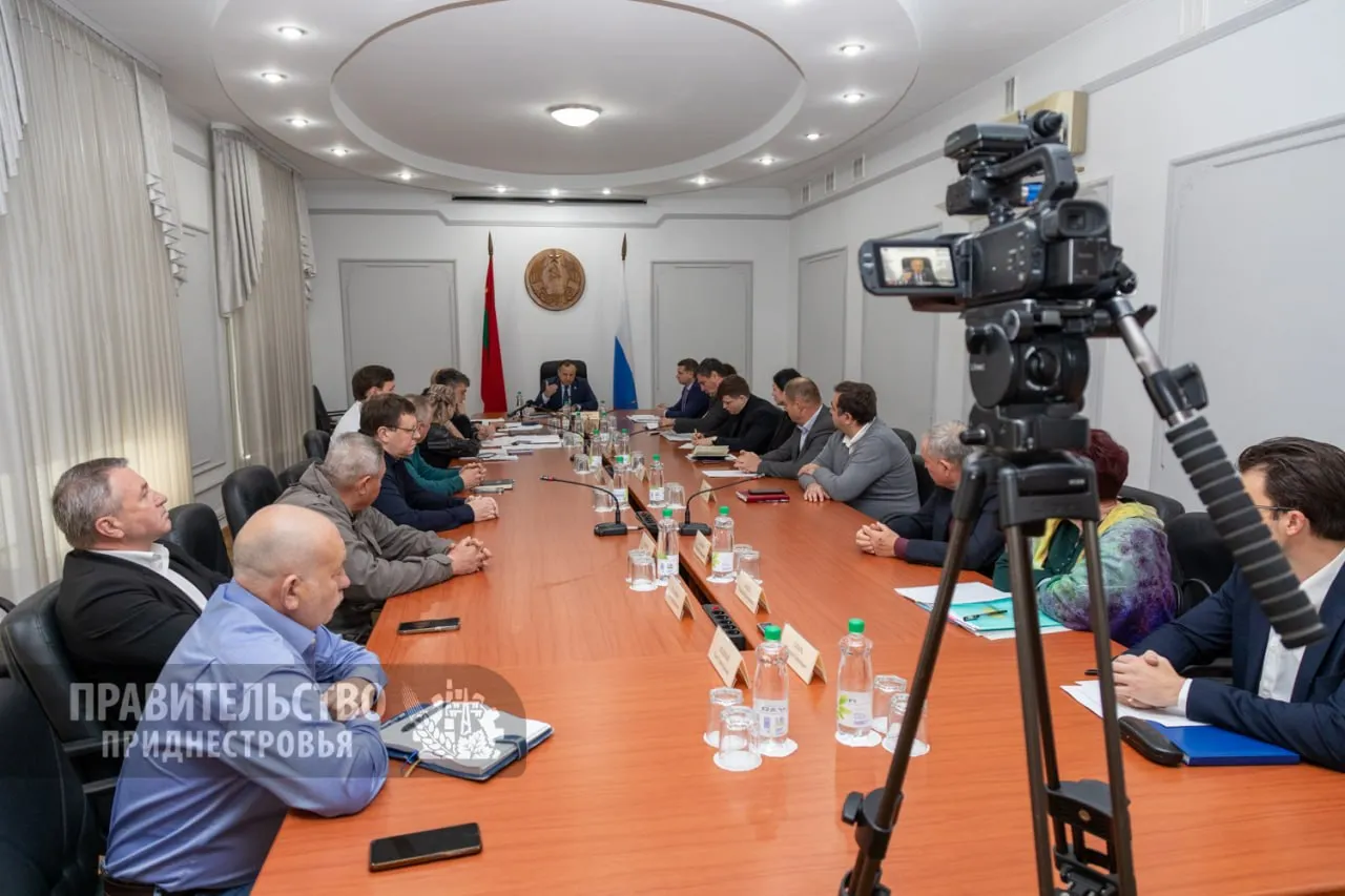 Перевозчики предлагают повысить стоимость проезда в городском транспорте до 6 8 рублей Вопрос обсудили сегодня в Правительстве Причины рост цен на топливо запчасти обслуживание и зарплаты водителей Тарифы не менялись три года Пока идет обсуждение По словам Александра Розенберга тариф должен учитывать реальные условия пассажиропоток и особенности маршрутов Окончательное решение примут 27 апреля на заседании Правительства с учётом цен на топливо и режима ЧЭП Новости Приднестровья govpmr