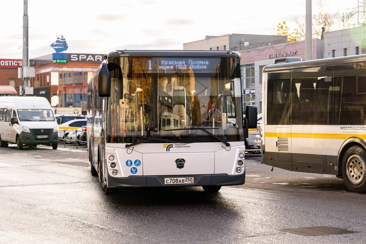 В Лобне выросло число безбилетников в автобусах В январе 2026 года в автобусах Мострансавто зафиксировали рост безбилетного проезда выявлено 1 460 случаев это на 14 больше чем годом ранее сообщили в пресс службе перевозчика Все нарушители привлечены к ответственности по ч 1 ст 8 1 Кодекса Московской области об административных правонарушениях Штраф за неоплаченный проезд 2 тыс рублей Маршруты с наибольшим числом нарушений в том числе связанные с Лобней 21 Лобня м р Южный Шереметьево 153 случая 1 Красная Поляна ул Текстильная станция Лобня 59 случаев 368 МЦД Долгопрудная метро Ховрино 181 случай максимум среди всех направлений