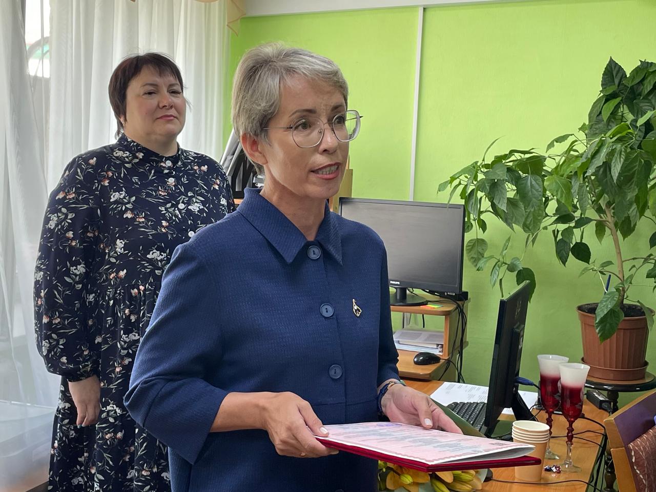 Мишкинский район Башкирии возглавила Лариса Александрова Как сообщили РБК Уфа в пресс-службе администрации, Лариса Александрова возглавила Мишкинский район. Лариса Александрова родилась в 1973 году в селе Мишкино. Окончила Бирский государственный педагогический институт. Затем работала учительницей русского языка и литературы. В 2001 году стала заведующей отделом ЗАГС. С 2004 года работала в архивном отделе районной администрации, а в 2015 году заняла пост замглавы района по кадрам и социальным вопросам. С 2021 года стала первым заместителем главы района. Напомним, что Павел Трапезников покинул пост главы района в конце июня 2025 года. Он возглавил Бирский район Башкирии. После его ухода Лариса Александрова исполняла обязанности главы. Обратная связь Подписаться