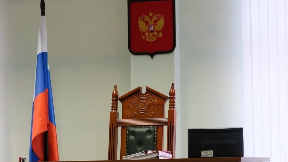 Севастополец принял знакомую за закладчицу и жестоко избил его судили заочно В Севастополе 23 летнего местного жителя признали виновным в умышленном причинении тяжкого вреда здоровью опасного для жизни девушки Об этом сообщили в пресс службе городской прокуратуры Инцидент произошел в июле 2023 года на мысе Фиолент Севастополец встретил свою знакомую в районе садового товарищества Водолаз Горожанин решил что девушка причастна к наркоторговле и избил ее В результате многочисленных ударов ногами и руками по голове шее груди и другим частям тела потерпевшей причинен тяжкий вред здоровью рассказали в прокуратуре В надзорном ведомстве добавили что было возбуждено уголовное дело Суд признал севастопольца виновным Его приговорили к двум годам лишения свободы Отбывать срок осужде Подробнее