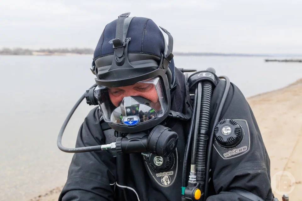 В Волгоградской области утонул 25-летний парень Тело со дна водоема подняли водолазы. В Иловлинском районе Волгоградской области водолазы ГКУ "Служба спасения" под руководством водолазного специалиста Дмитрия Печенкина обнаружили и подняли тело мужчины 2000 года рождения. Это произошло в субботу, 5 июля, уточнили "Городским вестям" подробности спасатели. Тревожный сигнал о подозрении на гибель человека во время купания поступил водолазам ночью, 4 июля, из рабочего поселка Иловля. Как только наступил рассвет, специалисты немедленно приступили к работе. В результате тело парня было найдено 5 июля около 13:00. Если вы попали в беду или стали свидетелем бедствия на воде, немедленно нужно звонить звоните по телефонам: 112 или 33-60-60.