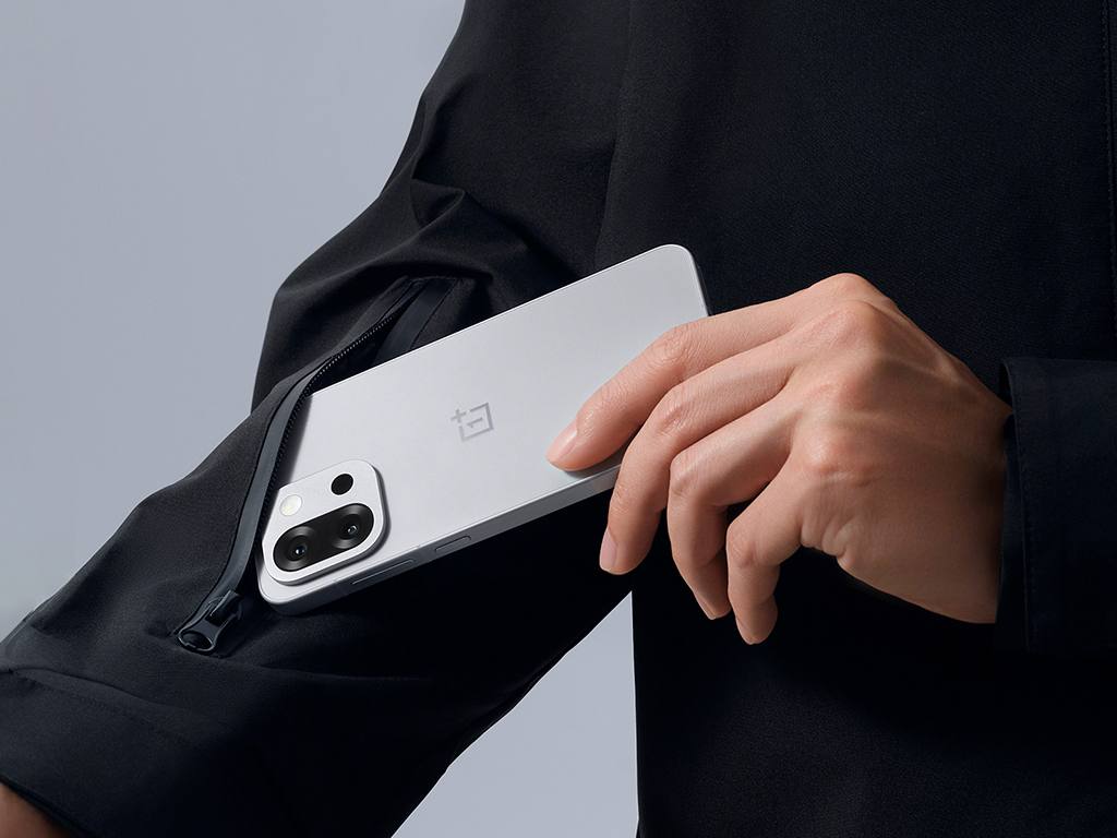 OnePlus 15T компактный флагман с рекордной автономностью Появились новые детали о грядущем OnePlus 15T и сроках его выхода После успеха 13T в Азии компания готовит обновлённую версию релиз ожидается через полгода Смартфон сохранит 6 3 дюймовый плоский AMOLED дисплей но станет чуть шире и с более плавными углами Ожидается ультразвуковой сканер отпечатков и батарея свыше 7000 мАч заметный прирост по сравнению с прошлым поколением Беспроводной зарядки по прежнему не будет По чипу мнения расходятся Snapdragon 8 Elite Gen 5 или Dimensity 9500 Программируемая боковая кнопка останется Релиз в марте апреле