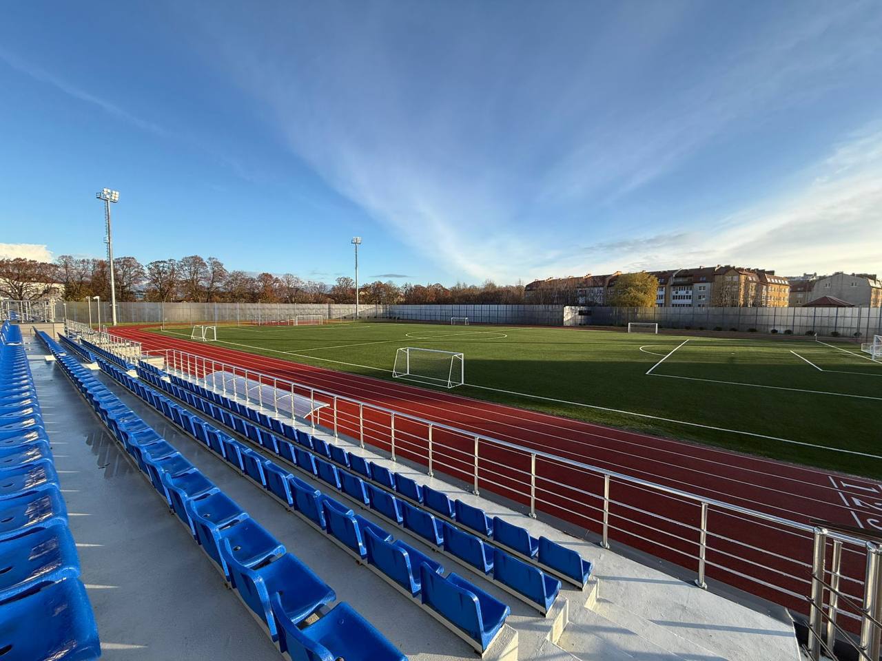 В Пионерском скоро откроют новый современный стадион Строительство объекта велось в рамках государственной программы Российской Федерации Развитие физической культуры и спорта с привлечением средств федерального бюджета На сегодняшний день все работы полностью завершены идёт подготовка документации для ввода стадиона в эксплуатацию Что включает новый спортивный комплекс футбольное поле размером 100 64 м 6 круговых беговых дорожек длиной 400 м 8 прямых дорожек для дистанций до 110 м сектор для прыжков в длину с синтетическим покрытием тренажёрную площадку трибуны на 500 мест   Совсем скоро объект станет доступен для тренировок соревнований и подготовки новых спортивных побед Ждём открытия и первого старта на новой арене Пионерского