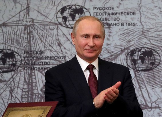 Владимир Путин выступил с заявлениями В последнем разговоре с Трампом саммит в Будапеште был предложен американской стороной Было бы ошибкой подойти к саммиту в Будапеште без подготовки Скорее речь идет о переносе встречи Новые санкции существенно не скажутся на нашем экономическом самочувствии Это им дорого обойдется пошутил Путин об отмене поставок унитазов из ЕС в Россию