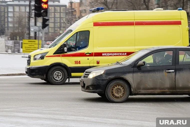 В Пермском крае в ДТП погибли два человека, пострадали трое детей  В Губахинском городском округе на 160 километре автодороги Кунгур — Соликамск автомобиль столкнулся с микроавтобусом.  Водитель и пассажир авто погибли. Шесть человек, находящихся в микроавтобусе, из них трое детей, доставлены в медицинское учреждение. Количество пострадавших уточняется, сообщают в региональном МВД.