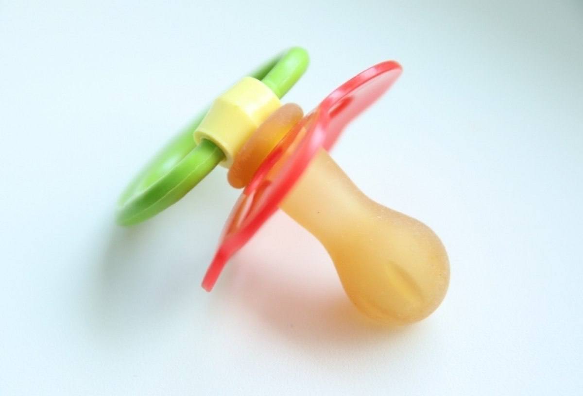 Если вас некому забрать из роддома омские девушки предлагают отвезти домой матерей одиночек с новорожденным В Омске девушки начали предлагать местным одиноким мамам забрать их на своей машине из роддома если их некому отвезти домой Одной из первых в Омске такой пост разместила в соцсетях юрист Айжан Азенова Милые женщины если вас некому забрать из роддома напишите мне не стесняйтесь я привезу вам горячей свежей еды и отвезу вас с малышом домой написала она Женщине нужна женщина Я потеряла беременность в сентябре и с большой любовью разделю с вами счастье материнства Пусть рождение вашего малыша будет праздником В комментариях еще несколько девушек поддержали инициативу сообщив что тоже готовы помочь одиноким мамам Этот тренд предложение помощи женщинам появился в соцсетях некоторое время назад Постепенно к нему присоединились девушки из разных регионов Новости Омска Подписаться