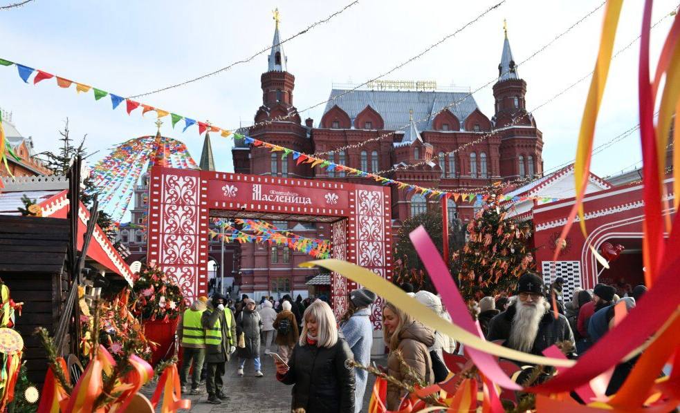 Москву украсили к Масленице. В столице идут гуляния и фестивали.