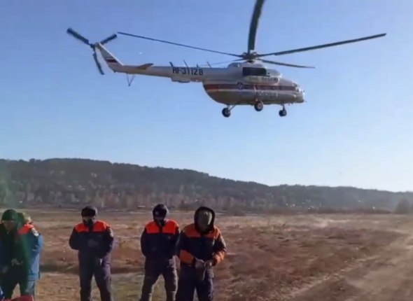 Спасатели вылетели на Ми-8 к членам экипажа застрявшей во льду баржи в Приангарье Судно перевозило продукты по реке Нижняя Тунгуска    Читать подробнее на сайте...