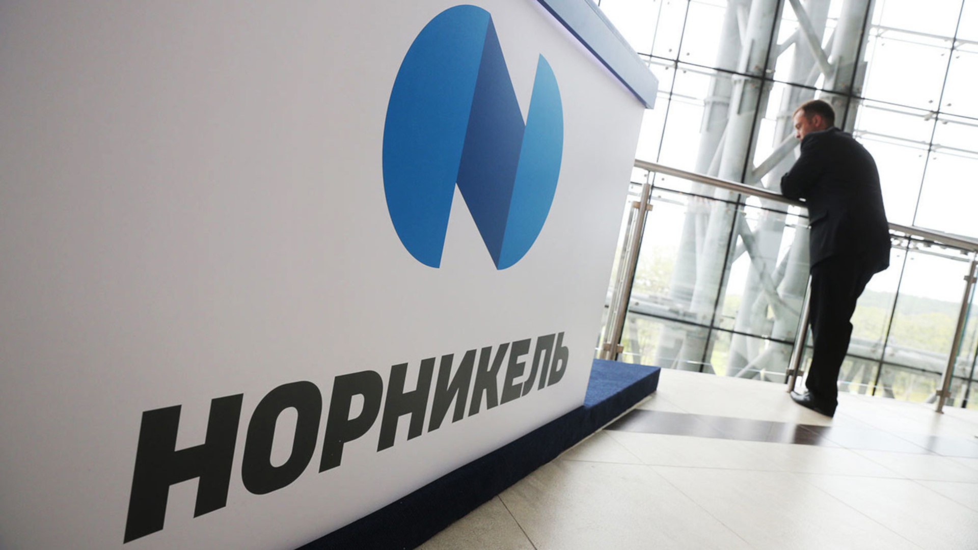 ГМК Норильский никель #GMKN «Норникель» откроет в Москве первую в мире палладиевую лабораторию Центра палладиевых технологий «Норникеля» откроет в Москве первую в мире специализированную лабораторию, полностью сфокусированную на разработке и исследовании материалов на основе палладия. Возможность оперативно проверять новые гипотезы в лаборатории даст Центру палладиевых технологий уникальное преимущество в разработке палладийсодержащих решений мирового уровня. Источник: tass.ru