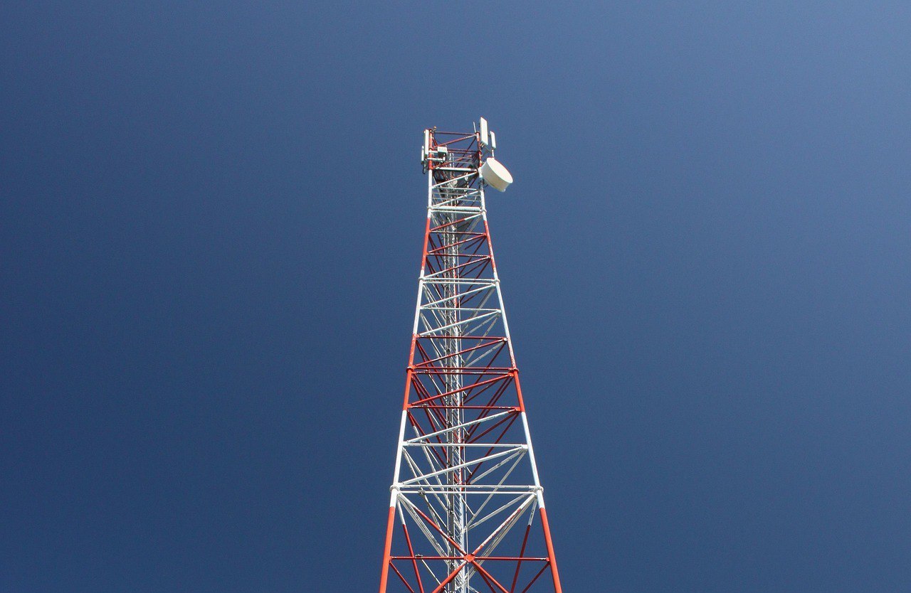 В России создадут отечественный чип для базовых станций LTE В России началась разработка собственного специализированного процессора для базовых станций LTE 4G который должен заменить китайские аналоги Создать его к 2028 году рассчитывает компания Сигналтек сообщили Ведомости Речь идет о baseband процессоре Это сердце базовой станции без него она не способна передавать и принимать радиосигнал Подобные чипы производят международные гиганты такие как Qualcomm США и HiSilicon Huawei Китай Пока же в России собственных аналогов нет и внутренний рынок зависит от импорта Разработчик базовых станций Софтайм уже заявил что будет применять будущие процессоры от Сигналтека У Сигналтека есть предварительные договоренности и с другими российскими вендорами Интерес к созданию собственных процессоров также проявляют другие производители БС Yadro и Булат Эксперты опрошенные изданием полагают что процессоры Сигналтека заинтересуют российских операторов особенно для создания закрытых спецсетей МВД энергетика Потенциал есть как для госзаказа так и для массового рынка Первым покупателем новой базовой станции LTE от Софтайм стал оператор Минобороны Воентелеком Правда в её текущей версии используются российские микросхемы Микрона и НИИМА Прогресс но не центральные процессоры Ключевые моменты Цикл разработки такого чипа около трех лет По оценкам экспертов инвестиции могут составить от 800 млн до 1 5 млрд рублей Это меньше чем стоимость разработки чипа для 5G благодаря зрелости технологий LTE Главная сложность на сегодняшний день производить в России столь сложные пластины с кристаллами процессора для базовых станций скорее всего невозможно Фото Pixabay Микроэлектроника Отдать голос за yoprom