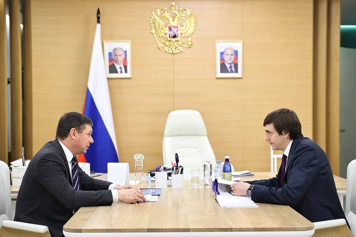 13 ноября в Москве состоялась рабочая встреча министра просвещения РФ Сергея Кравцова и главы Тамбовской области Евгения Первышова Стороны обсудили вопросы развития системы образования региона Евгений Первышов рассказал что Тамбовская область активно участвует в мероприятиях нацпроекта Молодежь и дети Особое внимание уделяется строительству новых школ и капремонту зданий учебных заведений Тамбовская область ответственно и системно подходит к развитию системы образования Регион демонстрирует высокие темпы в создании современных школьных мест а также в развитии среднего профессионального образования Такой комплексный подход является надежной основой для подготовки квалифицированных кадров для экономики региона отметил Сергей Кравцов Стороны обсудили реализацию проекта Профессионалитет Благодарю Сергея Сергеевича и весь профильный блок правительства за помощь и поддержку Тамбовской области написал в соцсетях Евгений Первышов Фото пресс служба Минпросвещения РФ Наши новости в МАХ