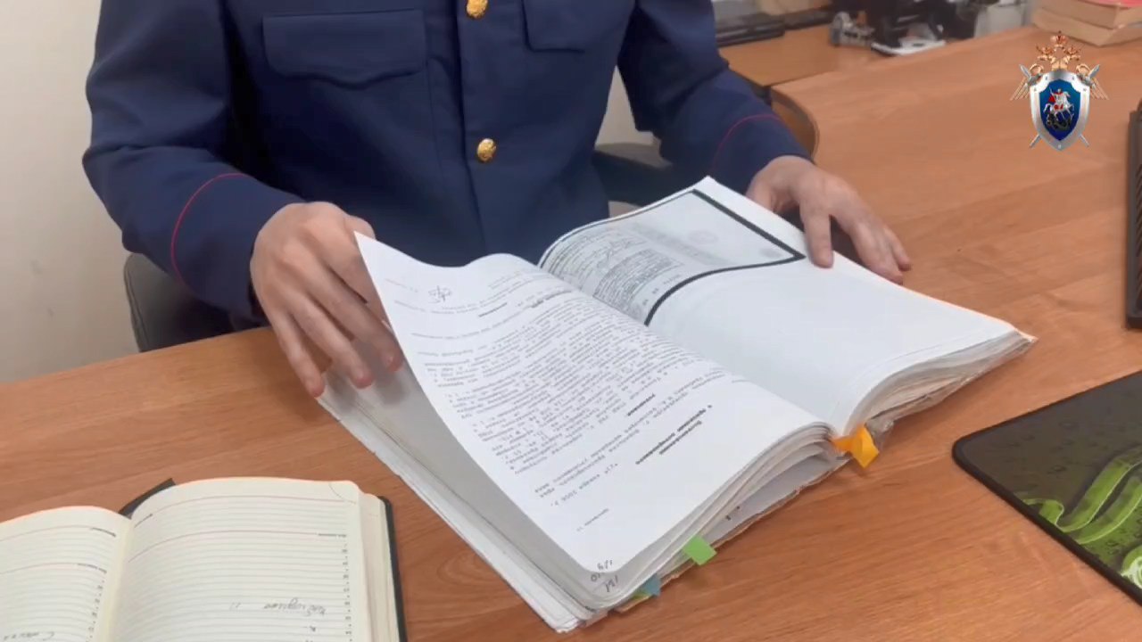 В Норильске завершили расследование убийства, совершённого 23 года назад Фигурантами дела стали: 50–летний житель Норильска и 48–летний житель Краснодара. В зависимости от роли каждого они обвиняются в совершении преступлений, предусмотренных п. «а» ч. 2 ст. 105 убийство двух лиц , ст. 316 УК РФ укрывательство особо тяжкого преступления . Установлено, что потерпевшие входили в криминальные структуры северного города и имели отношение к нелегальному бизнесу по организации занятия проституцией. Подробнее читайте на нашем сайте. #зпнорильск #заполярнаяправда #газетанорильск #норильск #талнах #кайеркан #оганер #новостинорильска ВКонтакте Telegram