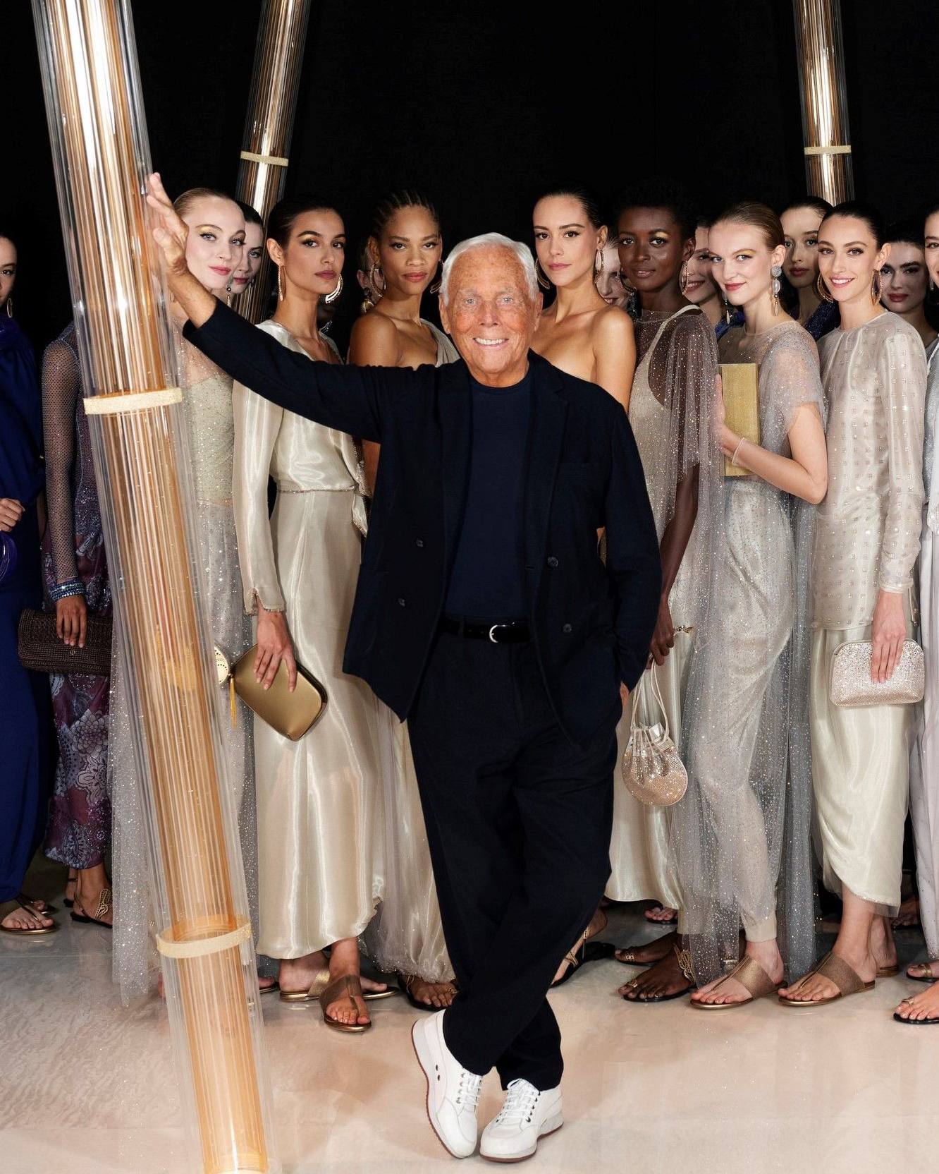В Италии оштрафовали Armani на €3,5 млн за недобросовестность  Об этом сообщает агентство ANSA. Как указывается в соответствующем заявлении, компания ведёт непрозрачную торговую политику. Речь идёт, в частности, о гарантиях прав трудящихся на нанимаемых и вторичных предприятиях, работающих по заказам.