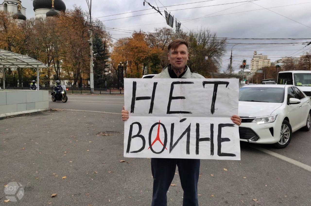 А что случилось Главные новости за 13 октября по версии SOTAvision блогер пацифист Веган Христолюб провел в Воронеже пикет с плакатом Нет войне Его задержала полиция к 5 годам лишения свободы приговорили похищенного чеченцами Арега Щепихина за посты в Instagram 20 израильтян вернулись из плена ХАМАС Также будут переданы тела четырех погибших заложников суд смягчил приговор Елене Блиновской с 5 до 4 5 лет колонии В просьбе отсрочить наказание ей отказали Илью Яшина и Владимира Кара Мурзу объявили экстремистами калининградского политзаключенного Олега Саввина продолжают держать на принудительном лечении цены на бензин в России выросли на 30 за три года а в некоторых регионах всего за год на войне в Украине погибли два родных брата пулеметчика из Иркутской области Их похоронили в один день российских резервистов смогут отправлять на войну без объявления мобилизации На фото SOTAvision Веган Христолюб Подпишитесь на SOTAvision новости из России без цензуры и пропаганды