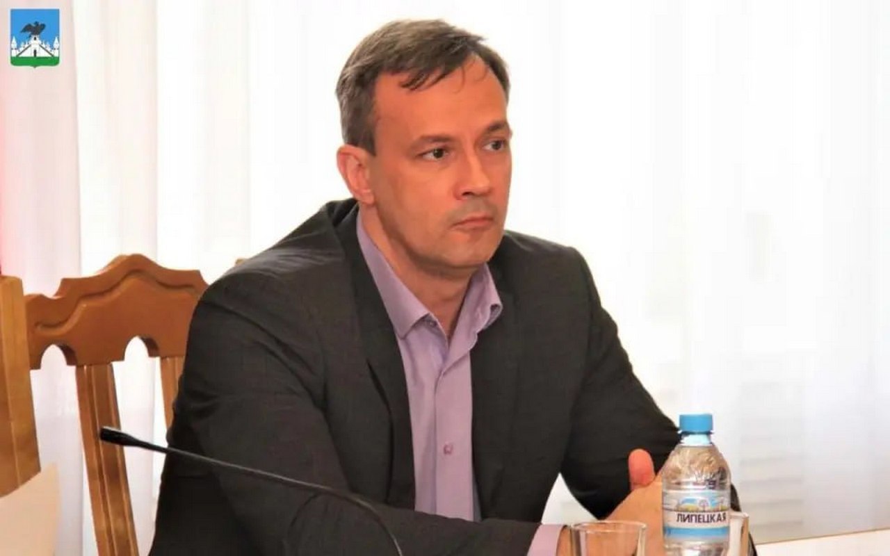 Дело против первого заместителя мэра Орла Вадима Ничипорова направлено в суд Прокуратура Орловской области направила в Советский районный суд уголовного дела в отношении первого заместителя мэра Орла Вадима Ничипорова. Чиновник обвиняется по ч. 3 ст. 286 УК РФ превышение должностных полномочий с причинением тяжких последствий . По версии следствия, с января 2021 года по сентябрь 2022 года Ничипоров, используя служебное положение в сфере транспортного обслуживания, оказывал покровительство предпринимателям-перевозчикам в обмен на оказание ими различных материальных услуг. В частности, бизнесмены за счет собственных средств обустроили остановочный павильон на улице Кузнецова, оплатили покупку офисной мебели и ремонтные работы в кабинетах городской администрации. На это они потратили в общей сумме более 220 тыс. рублей. В сентябре 2022 года перевозчики публично заявили в интернете о неправомерных действиях чиновника. После этого Ничипоров инициировал проверки в отношении этих предпринимателей, что привело к наложению штрафов и расторжению муниципальных контрактов с ними. Поспособствовала задержанию чиновника семья Кривовых занимается перевозками из Орловской области, когда обратилась к председателю СКР Александру Бастрыкину. Бизнесмены заявляли о вымогательстве со стороны Вадима Ничипорова и о бездействии органов. Якобы Кривовы ежемесячно отдавали Ничипорову по 100-120 тыс. рублей, а когда перестали, то заммэр начал мешать им работать. Они также утверждали, что являются не единственными жертвами данной истории. В марте 2024-го Кривовы снова записывали обращение к Бастрыкину. Тогда Марина Кривова на своей странице в социальной сети написала, что правоохранительные органы прикрывают Ничипорова. В видео присутствовала запись разговора с заместителем мэра, где тот признался, что с других перевозчиков тоже берет деньги. Ничипорова задержали 17 июня 2024 года. С 18 июня 2024 года чиновник находится под домашним арестом.