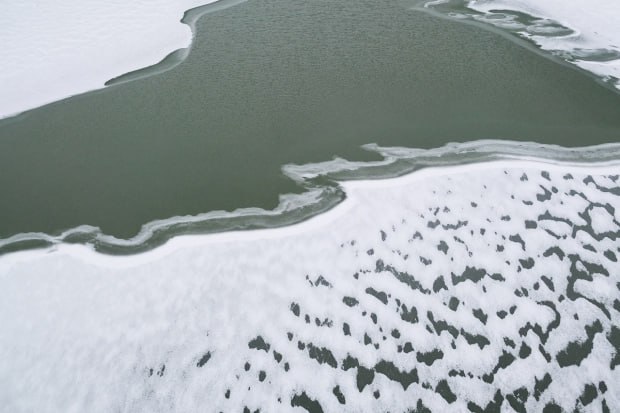 В Волгоградской области спасли мужчину провалившегося под лед Инцидент случился в Камышинском районе Как сообщили в аварийно спасательной службе региона мужчина 1965 г р провалился под лед в 15 метрах от берега Спасение осуществлялось с судна на воздушной подушке Пострадавшего извлекли из майны и передали профильным ведомствам Жителям Волгоградской области напоминают о необходимости соблюдения правил безопасности на водных объектах