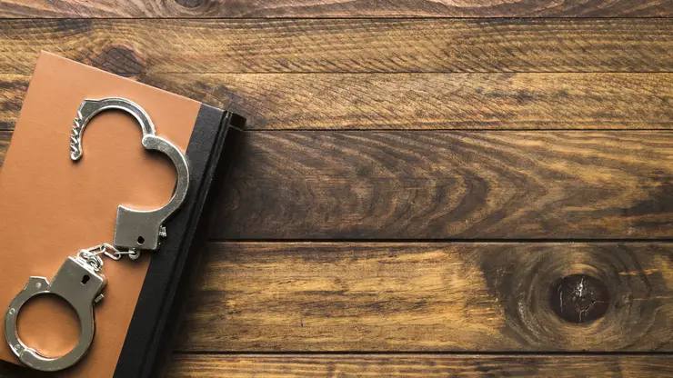 Задержан начальник управления капитального строительства Красноярского края По информации СМИ начальника УКС края подозревают в превышении должностных полномочий Сергей Ветров проходит по делу о махинациях при строительстве жилья для сирот в 2022 году Управление заключило контракт на 77 8 млн рублей с ГК НОВЭКС Подрядчик получил участок и аванс 23 млн рублей Но здание не достроили оно оказалось опасным для проживания Управление обязано было расторгнуть контракт но компания получила другой проект Фото ru freepik com   Подписаться на sibnovosti ru предложить новость